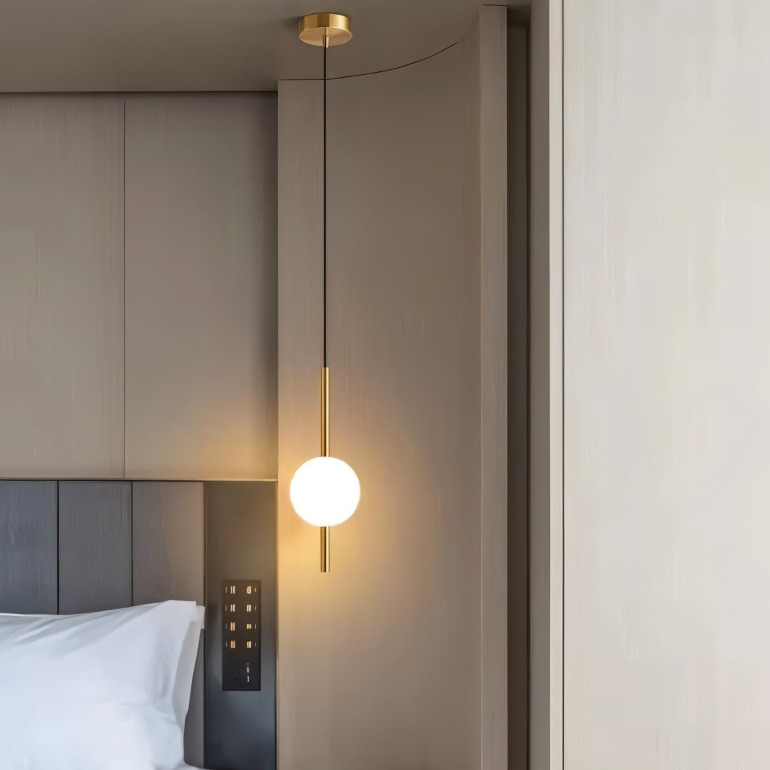 Lámpara colgante de vidrio y metal Aureli Nordic de Nythera para interiores modernos