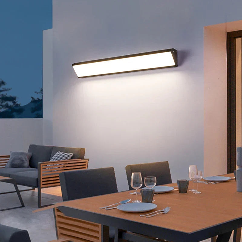 كشاف خارجي مقاوم للعوامل الجوية LumaGuard مع حساس حركة LED بطول 60 إلى 90 سم