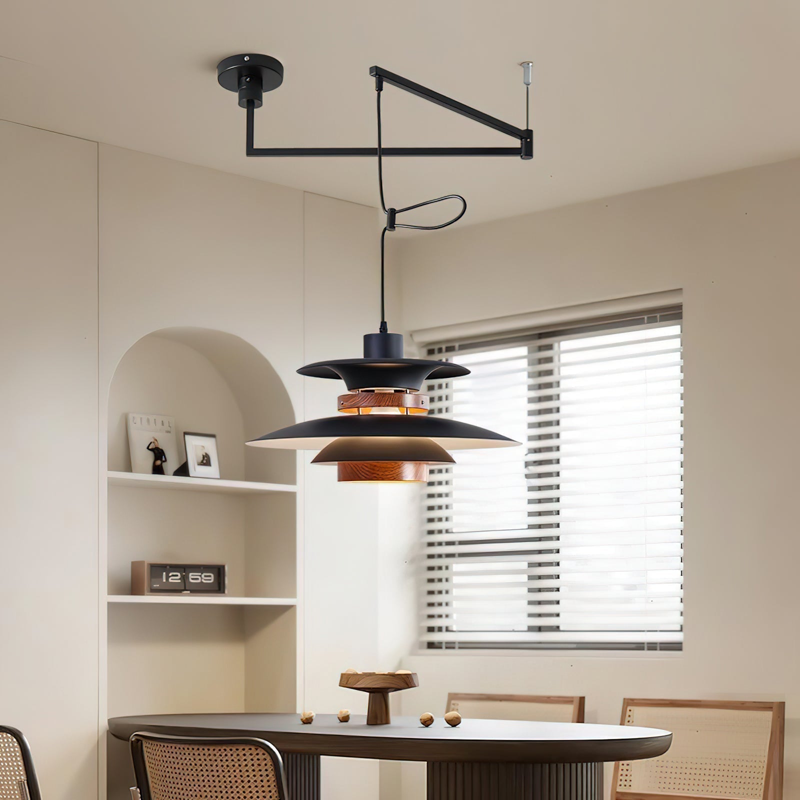 Lampada a sospensione Aurelle Four con quattro paralumi LED e braccio snodato per un'illuminazione scandinava diffusa
