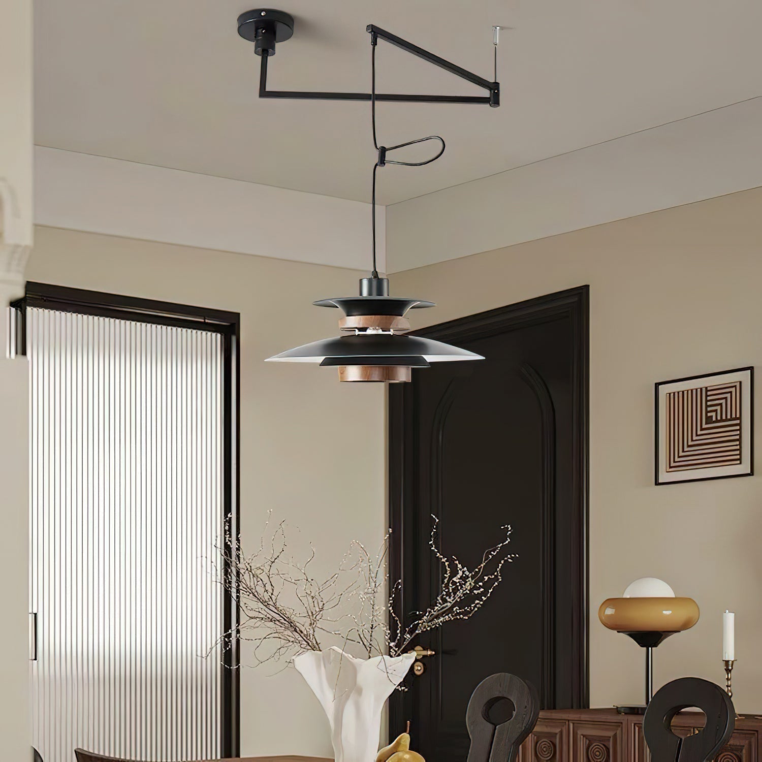 Lampada a sospensione Aurelle Four con quattro paralumi LED e braccio snodato per un'illuminazione scandinava diffusa