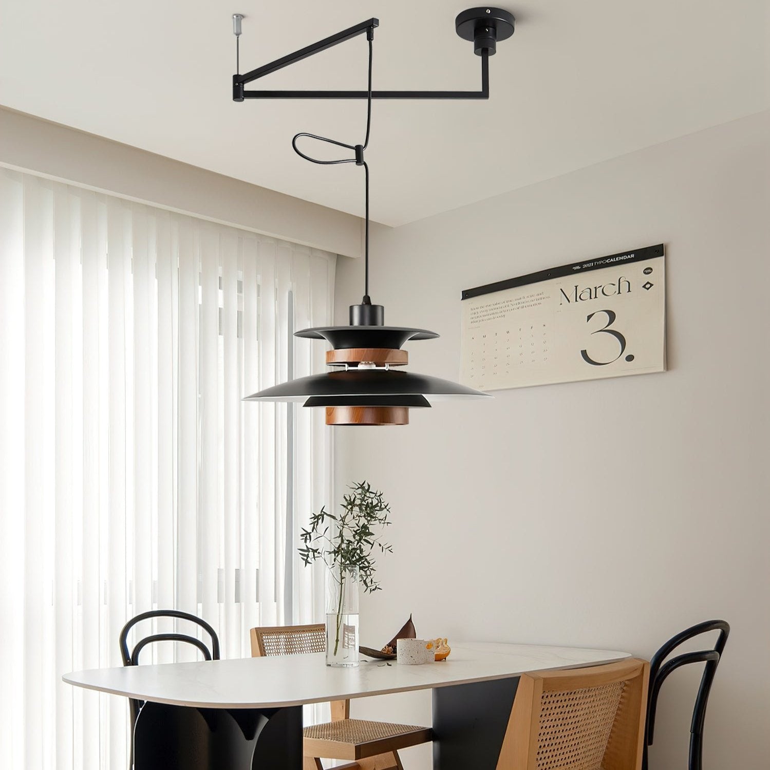 Lampada a sospensione Aurelle Four con quattro paralumi LED e braccio snodato per un'illuminazione scandinava diffusa