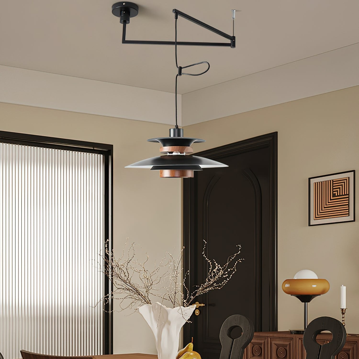 Lampada a sospensione Aurelle Four con quattro paralumi LED e braccio snodato per un'illuminazione scandinava diffusa