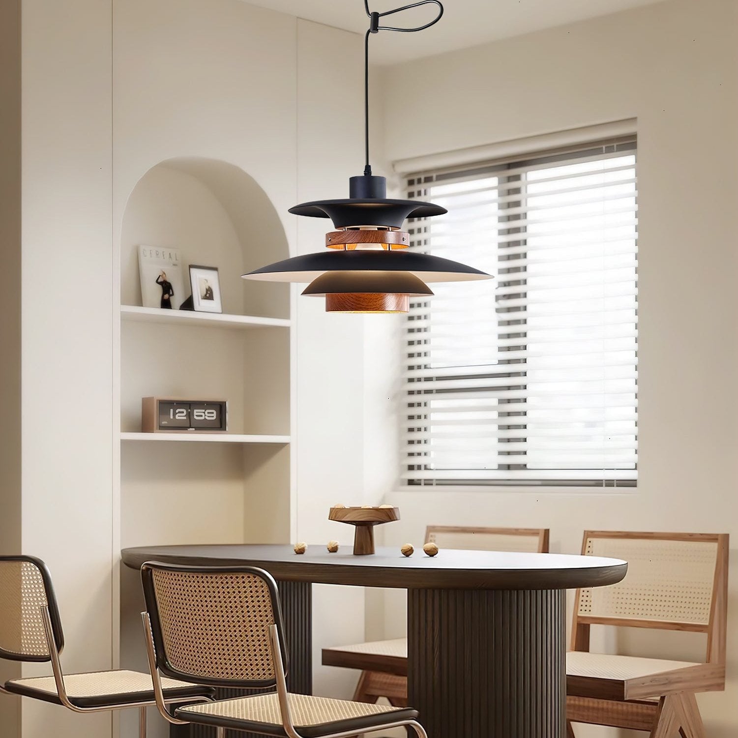Lampada a sospensione Aurelle Four con quattro paralumi LED e braccio snodato per un'illuminazione scandinava diffusa