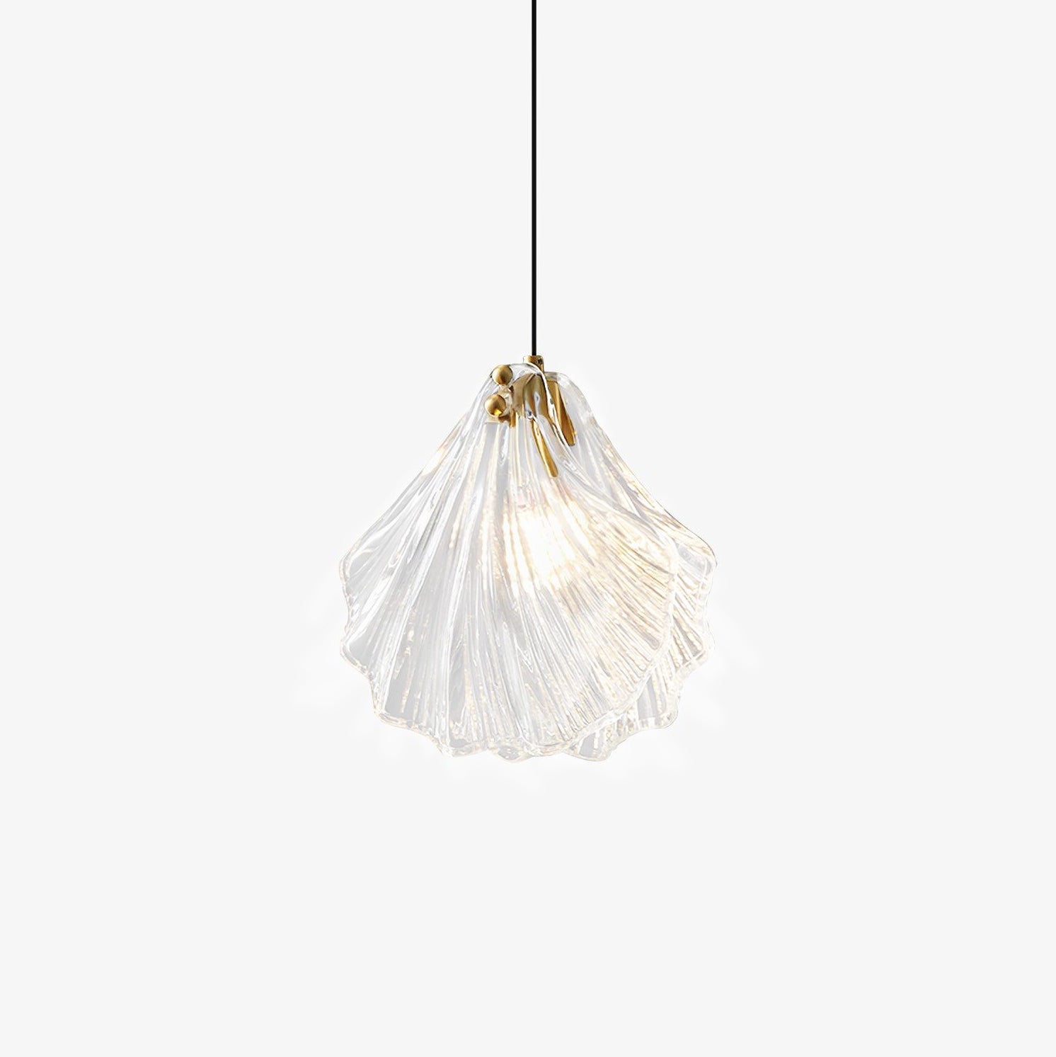Lámpara colgante mini con concha costera en vidrio y latón de Aurelle para interiores costeros