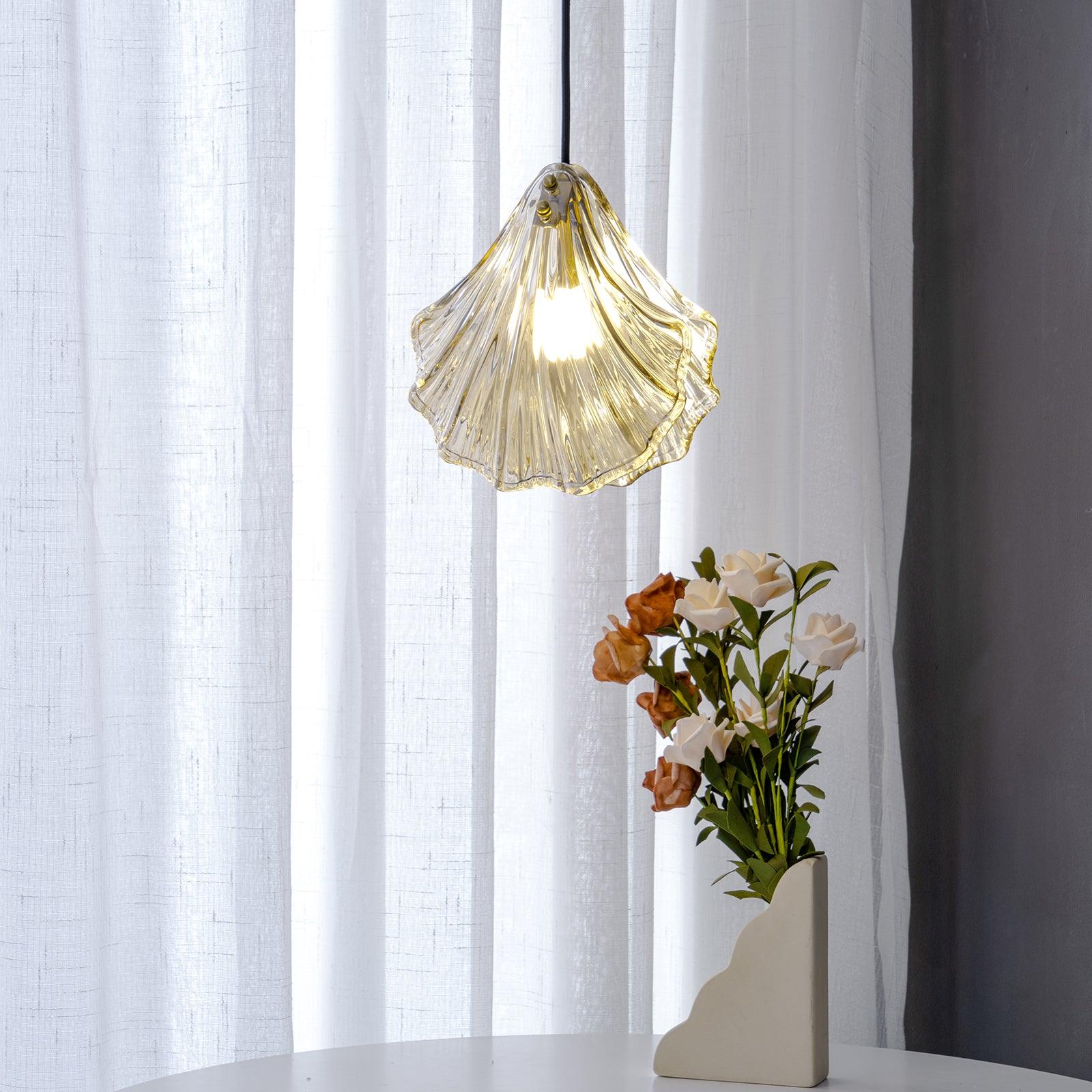 Lámpara colgante mini con concha costera en vidrio y latón de Aurelle para interiores costeros