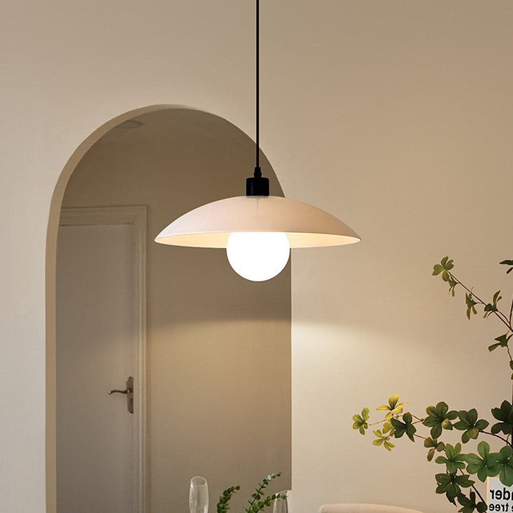 Liora bílý skleněný závěsný lustr, elegantní minimalistické svítidlo pro moderní interiéry