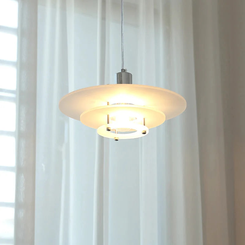 Suspension acrylique UFO de Luminara en élégance moderne, un luminaire de plafond contemporain et épuré