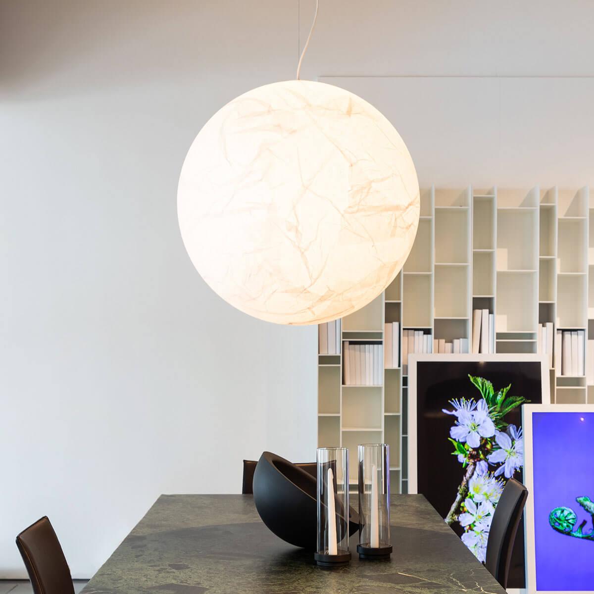 Lámpara colgante para sala de estar Moondrift en seda con seda natural y metal