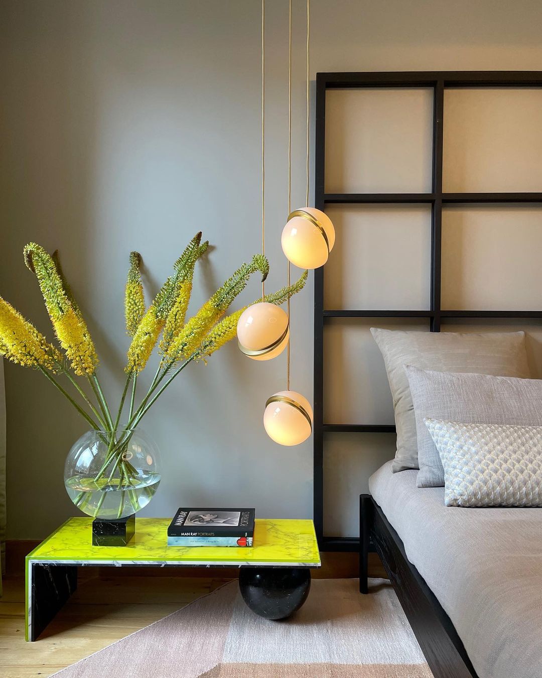 Závěsné svítidlo Celeste Crescent z akrylu a mosazi s LED, stropní svítidlo ve tvaru měsíce