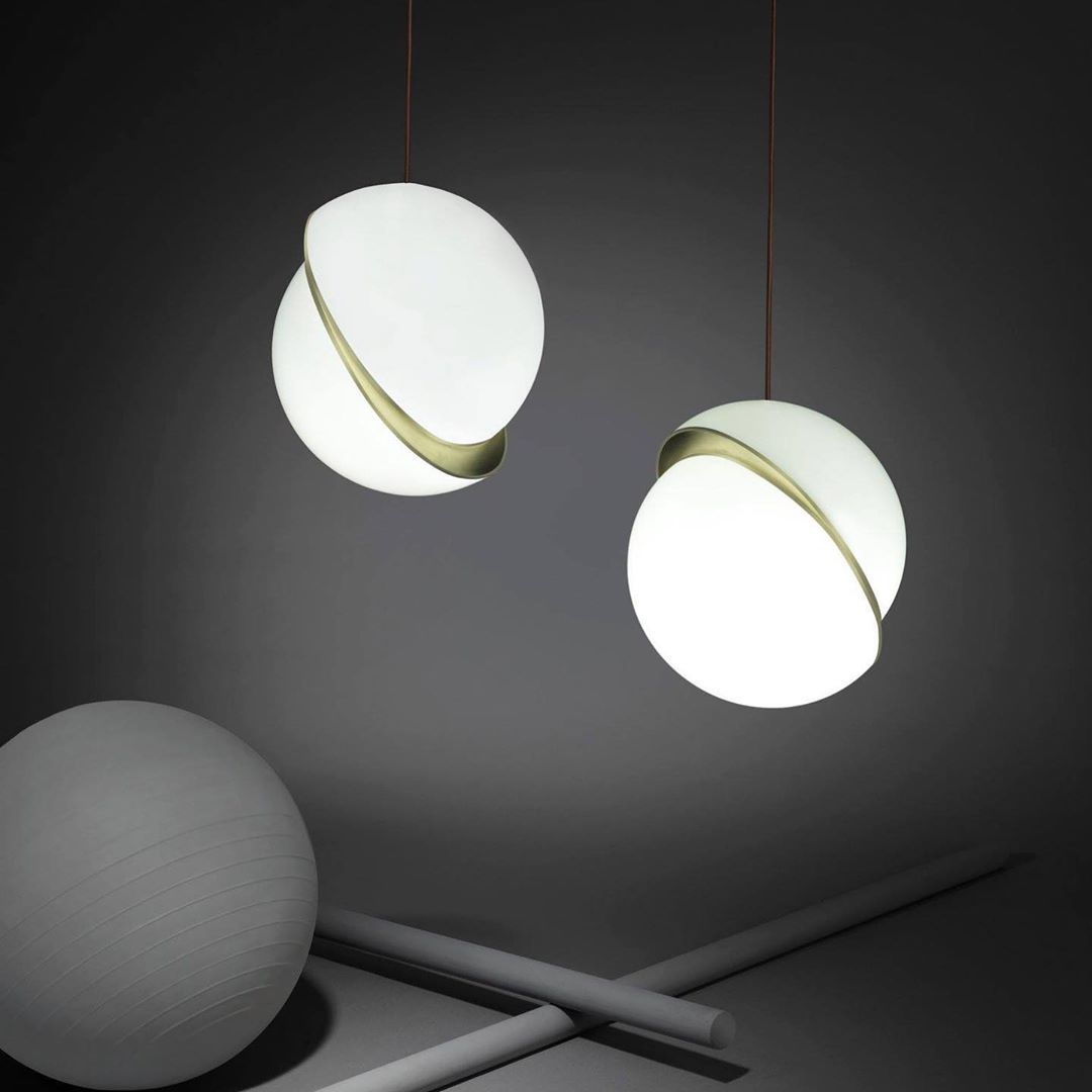 Závěsné svítidlo Celeste Crescent z akrylu a mosazi s LED, stropní svítidlo ve tvaru měsíce