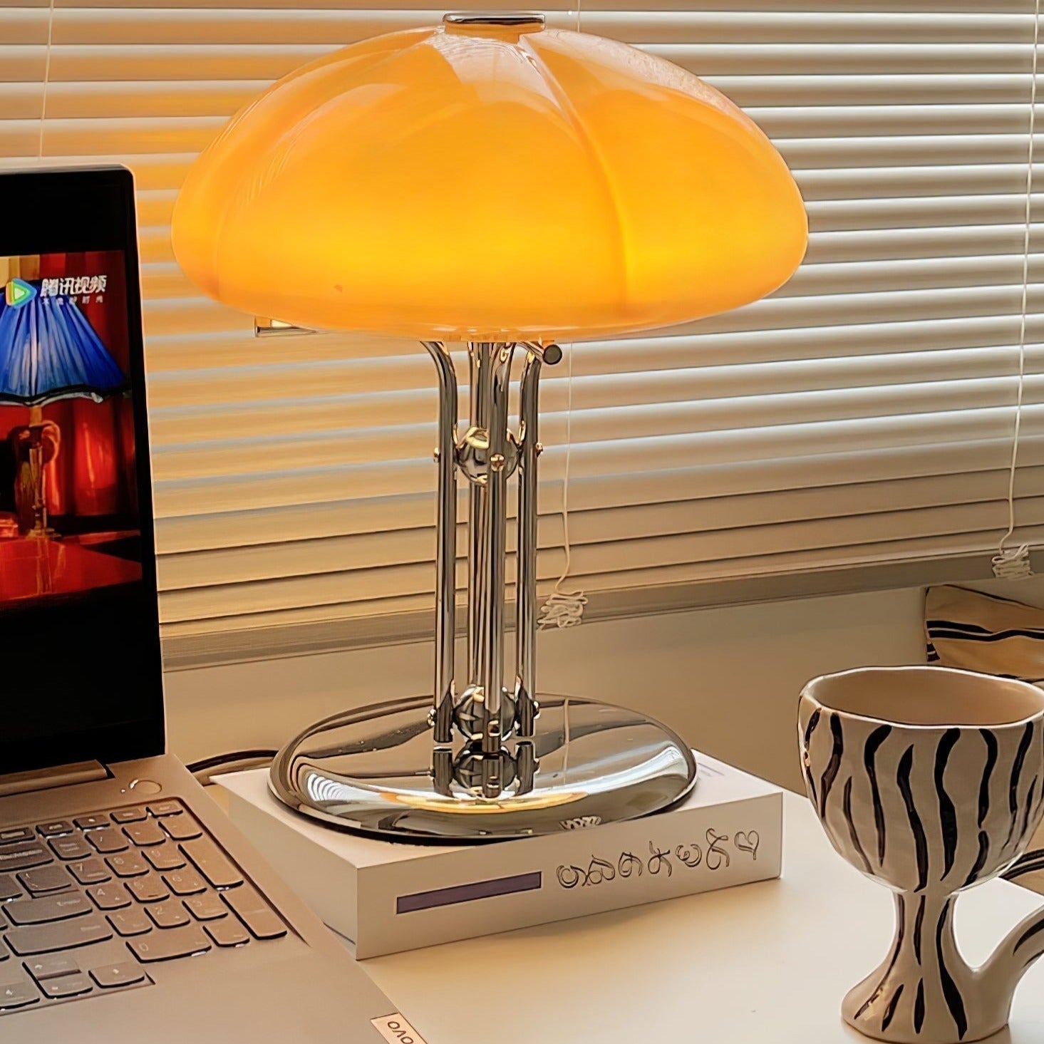 Lampe de table Bauhaus en verre ambre Aurelia en forme de champignon avec une lueur douce