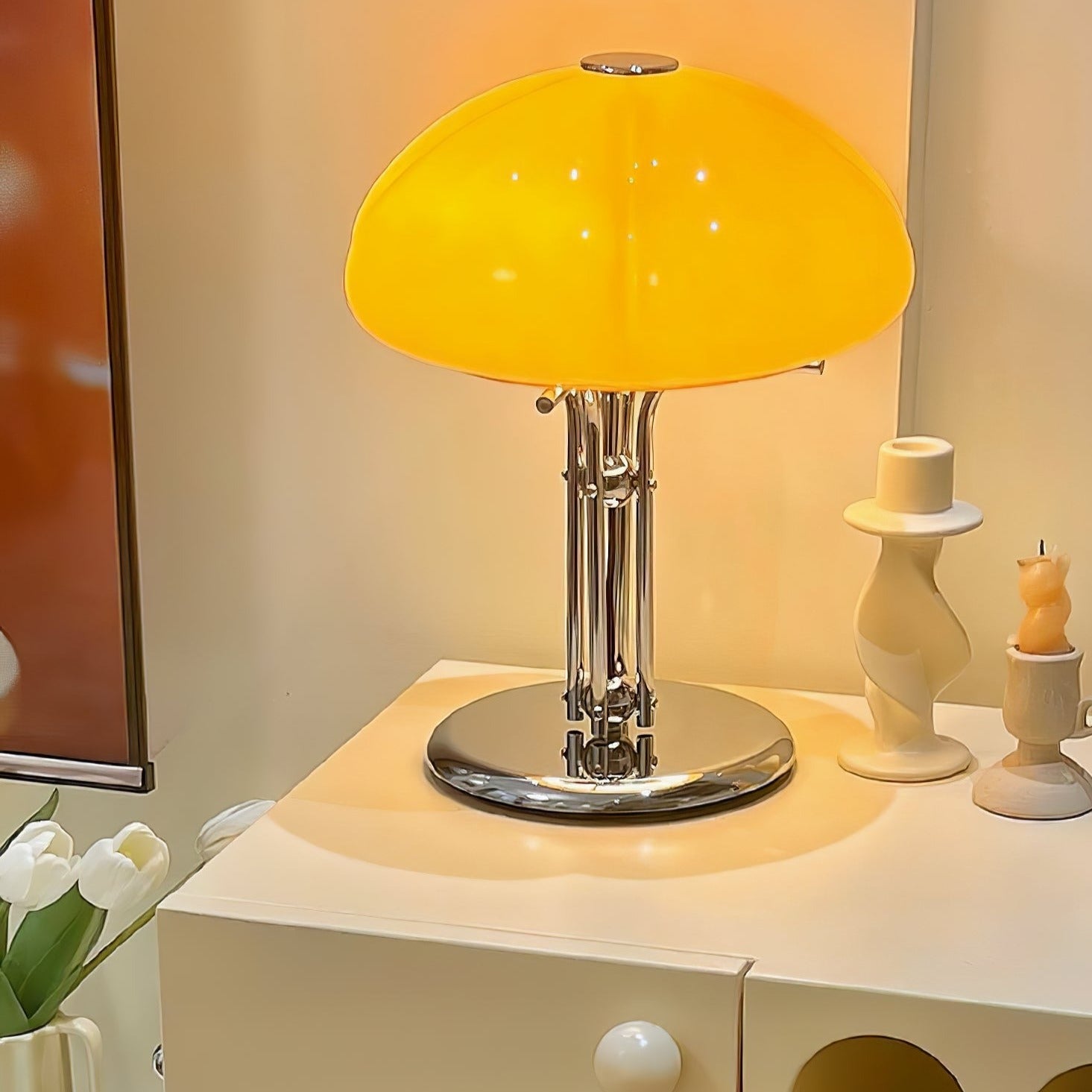 Lampe de table Bauhaus en verre ambre Aurelia en forme de champignon avec une lueur douce