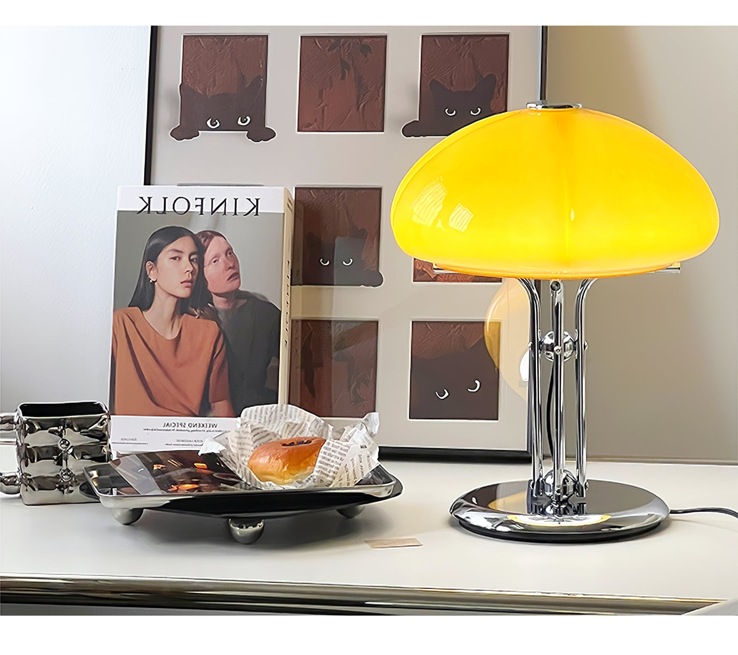 Lampe de table Bauhaus en verre ambre Aurelia en forme de champignon avec une lueur douce