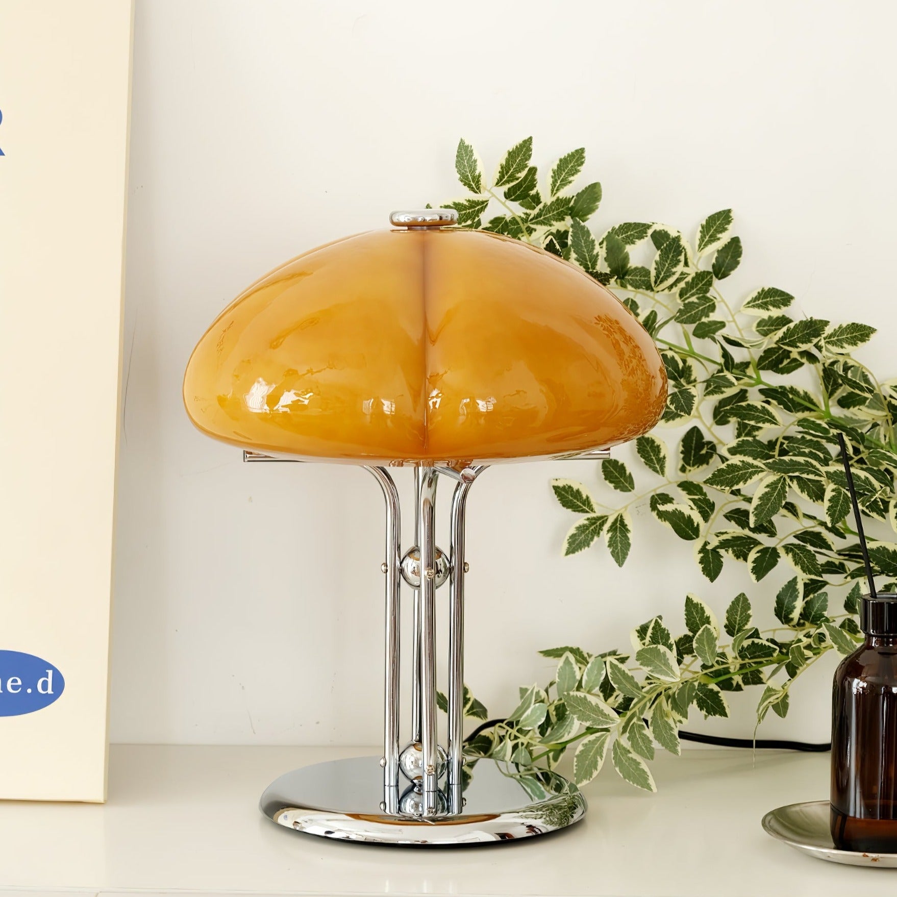 Lampe de table Bauhaus en verre ambre Aurelia en forme de champignon avec une lueur douce