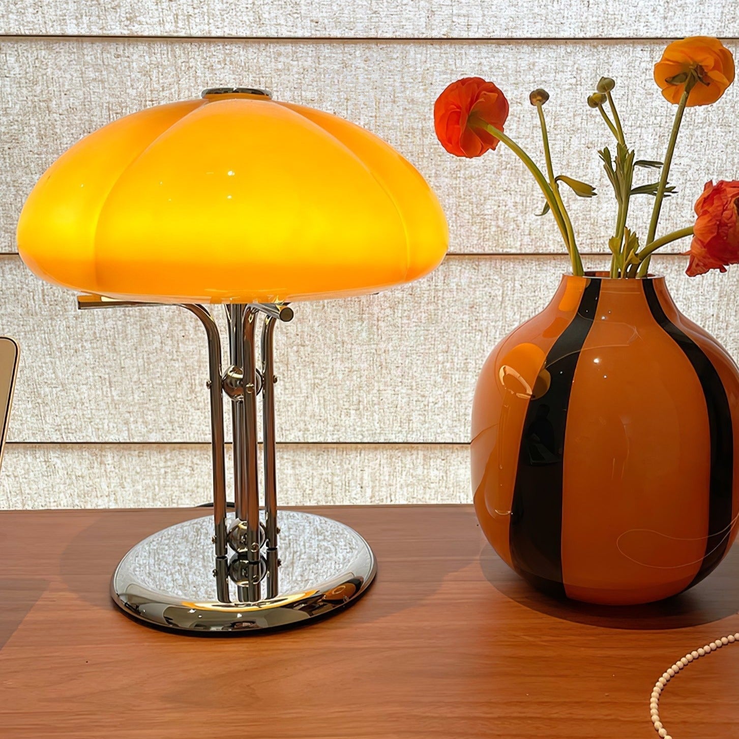 Lampe de table Bauhaus en verre ambre Aurelia en forme de champignon avec une lueur douce