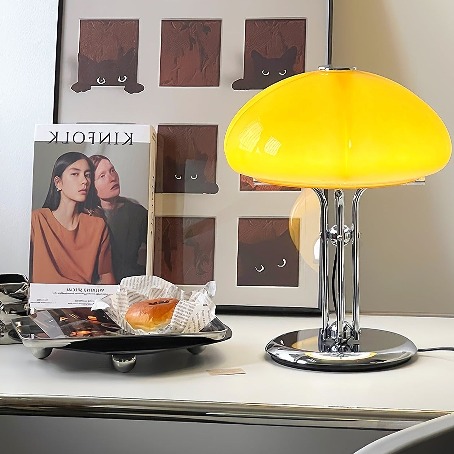 Lampe de table Bauhaus en verre ambre Aurelia en forme de champignon avec une lueur douce