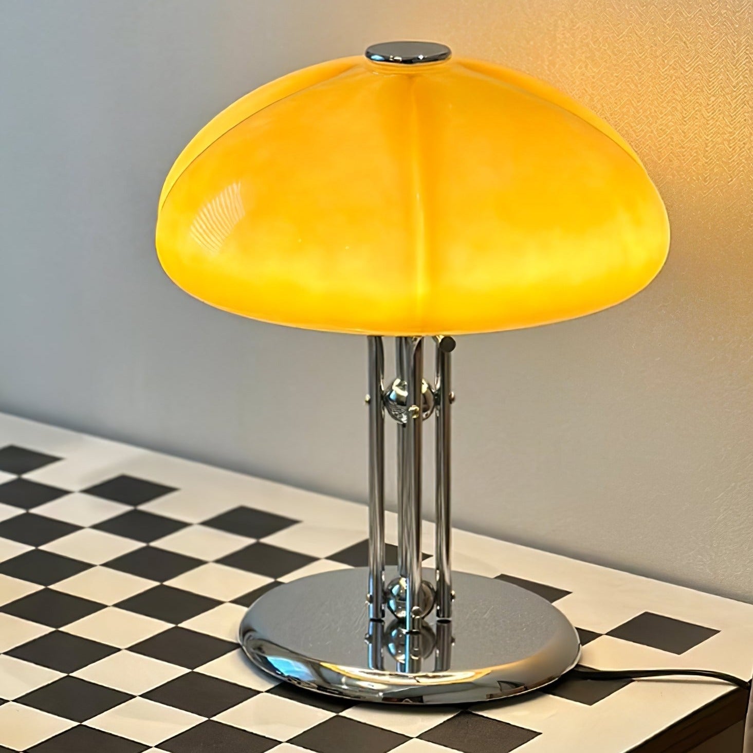 Lampe de table Bauhaus en verre ambre Aurelia en forme de champignon avec une lueur douce