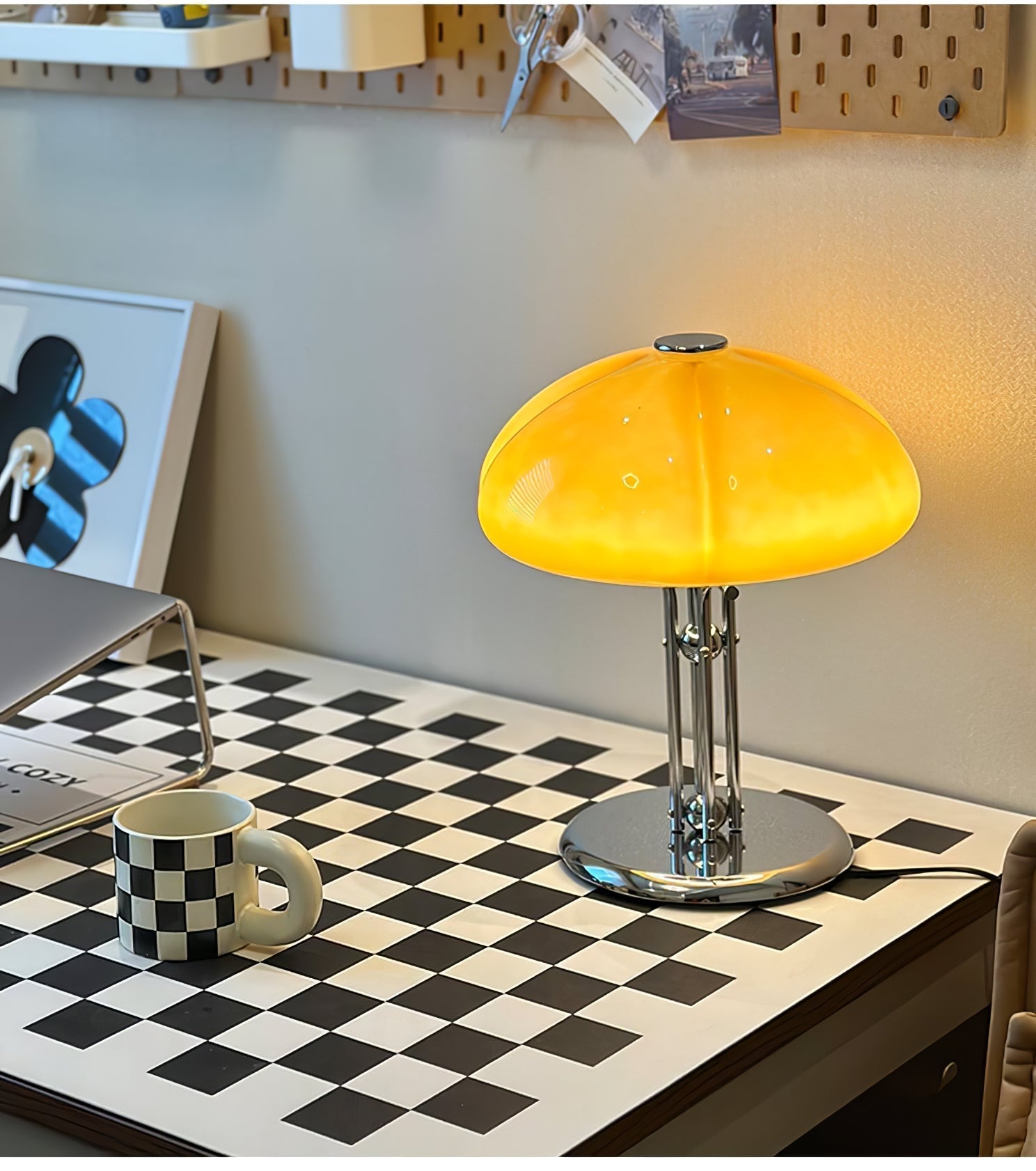 Lampe de table Bauhaus en verre ambre Aurelia en forme de champignon avec une lueur douce
