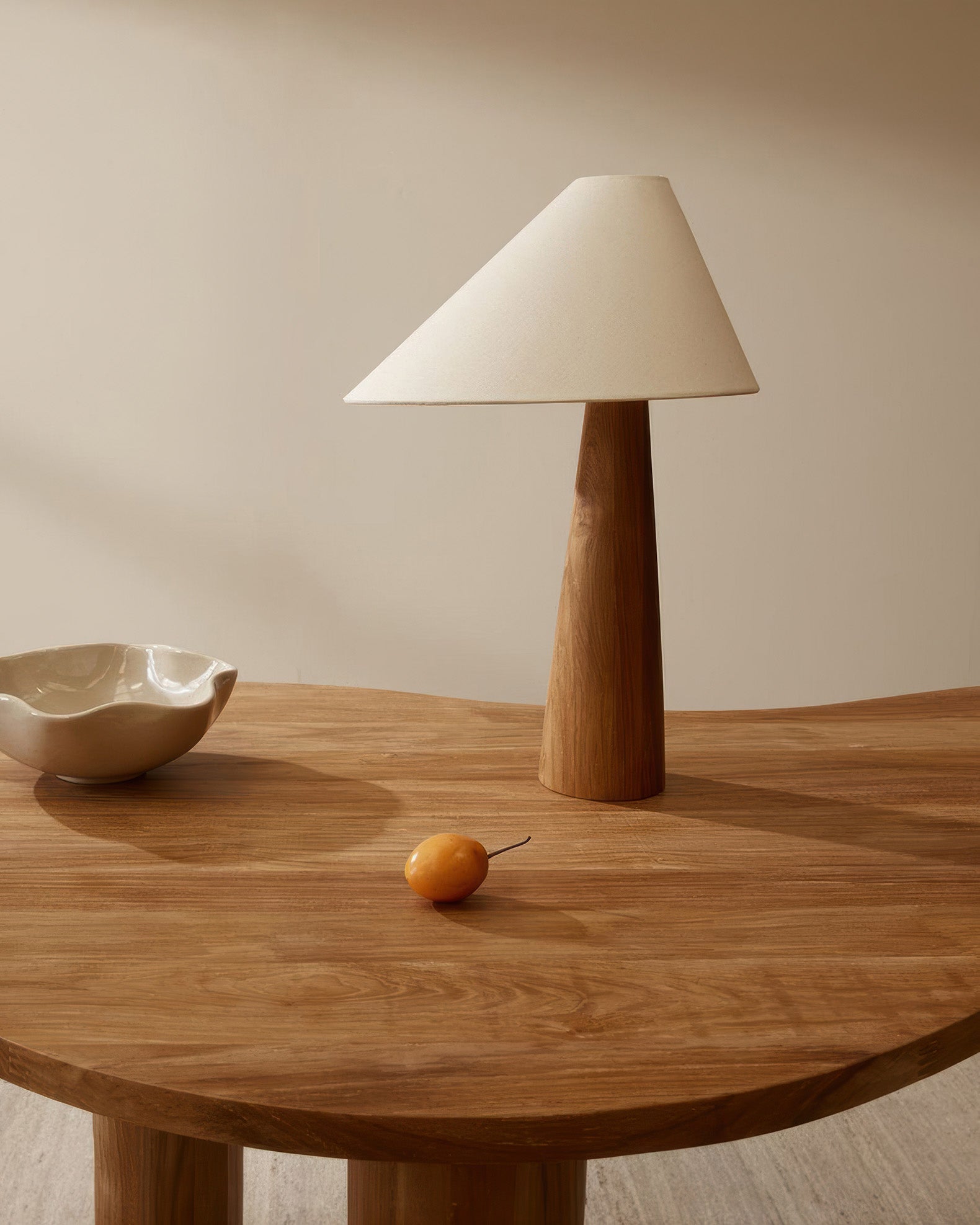 Stolní lampa Tranquil Calmere ze masivního dřeva s textilním stínidlem pro obývací prostory