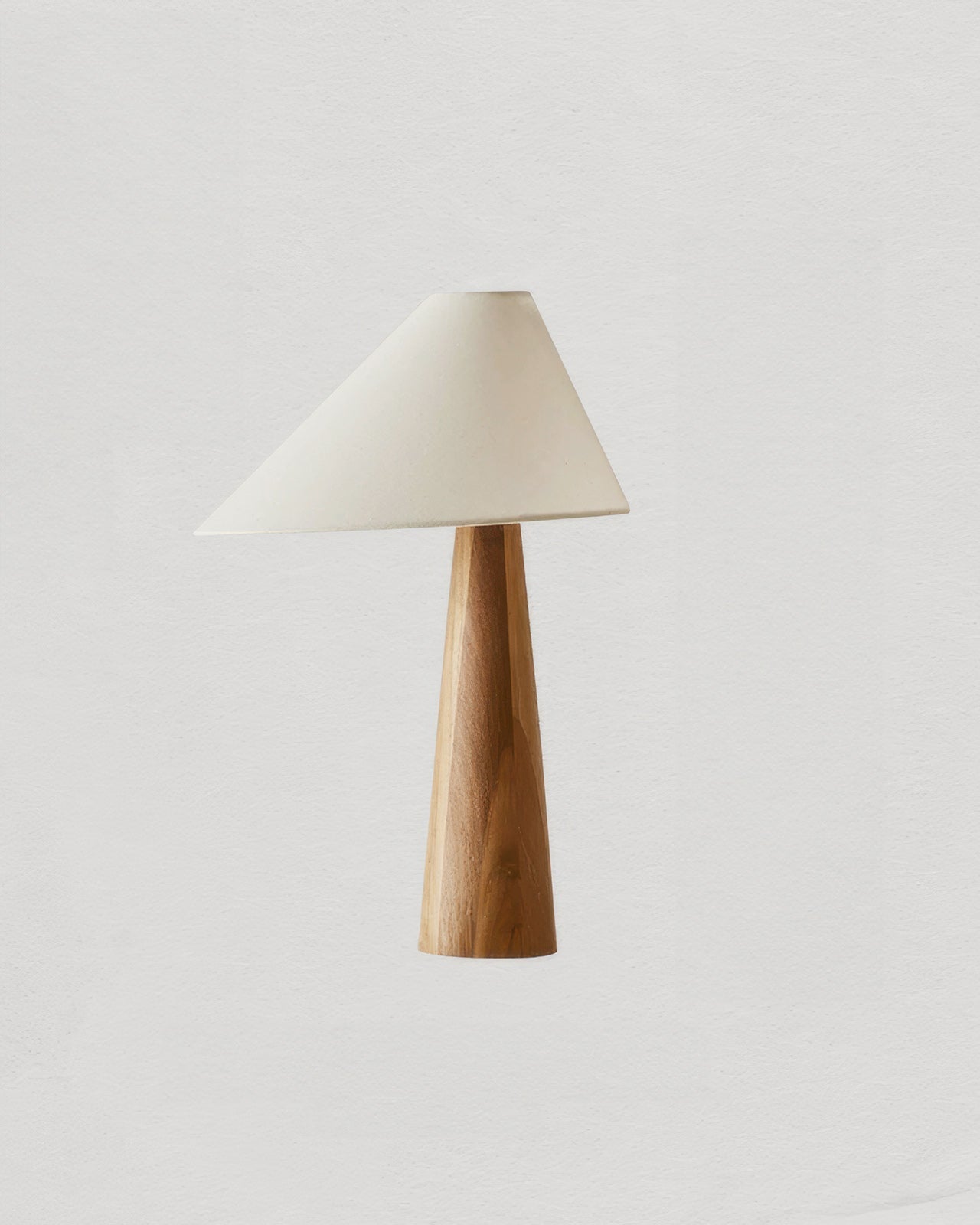 Stolní lampa Tranquil Calmere ze masivního dřeva s textilním stínidlem pro obývací prostory