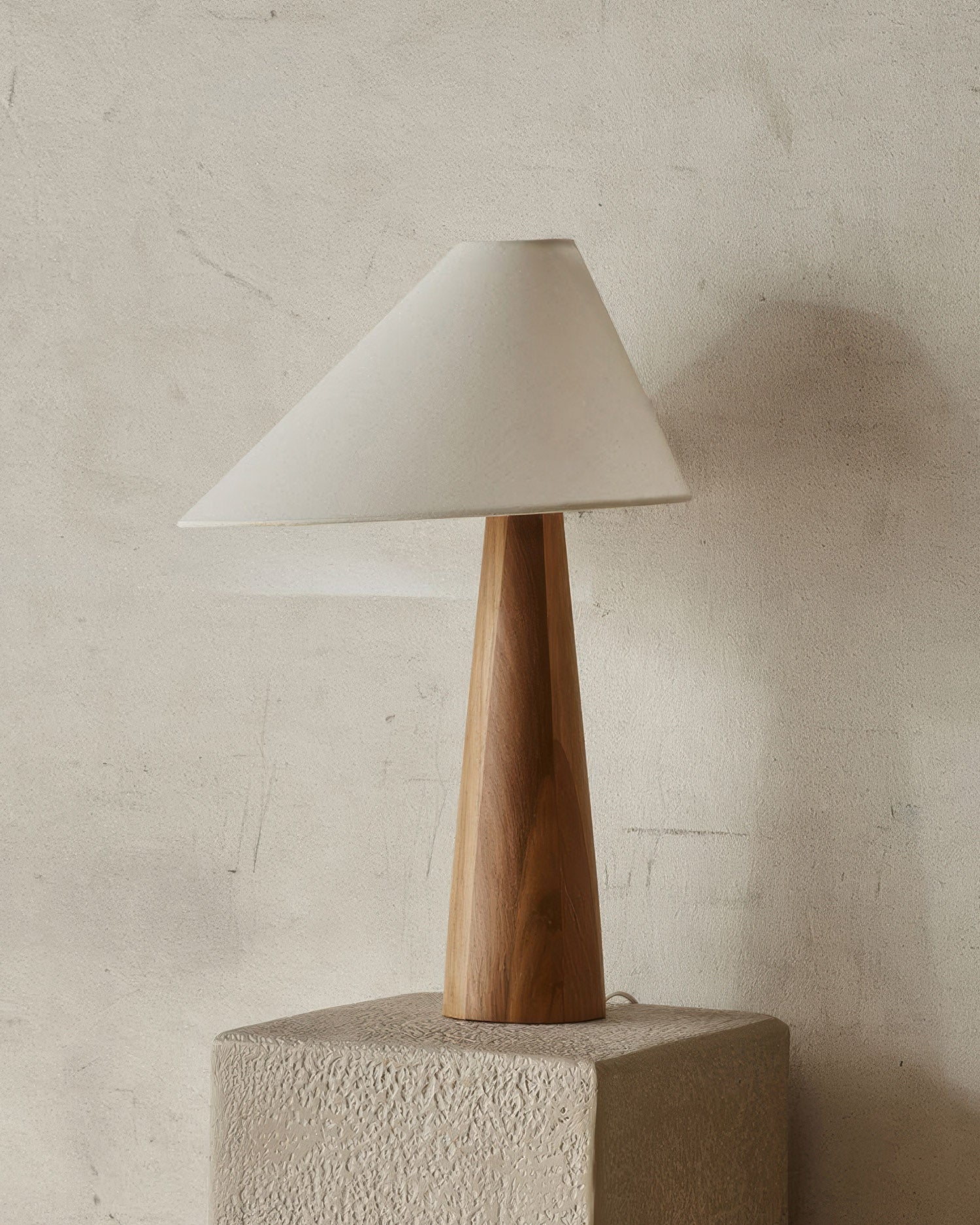 Stolní lampa Tranquil Calmere ze masivního dřeva s textilním stínidlem pro obývací prostory