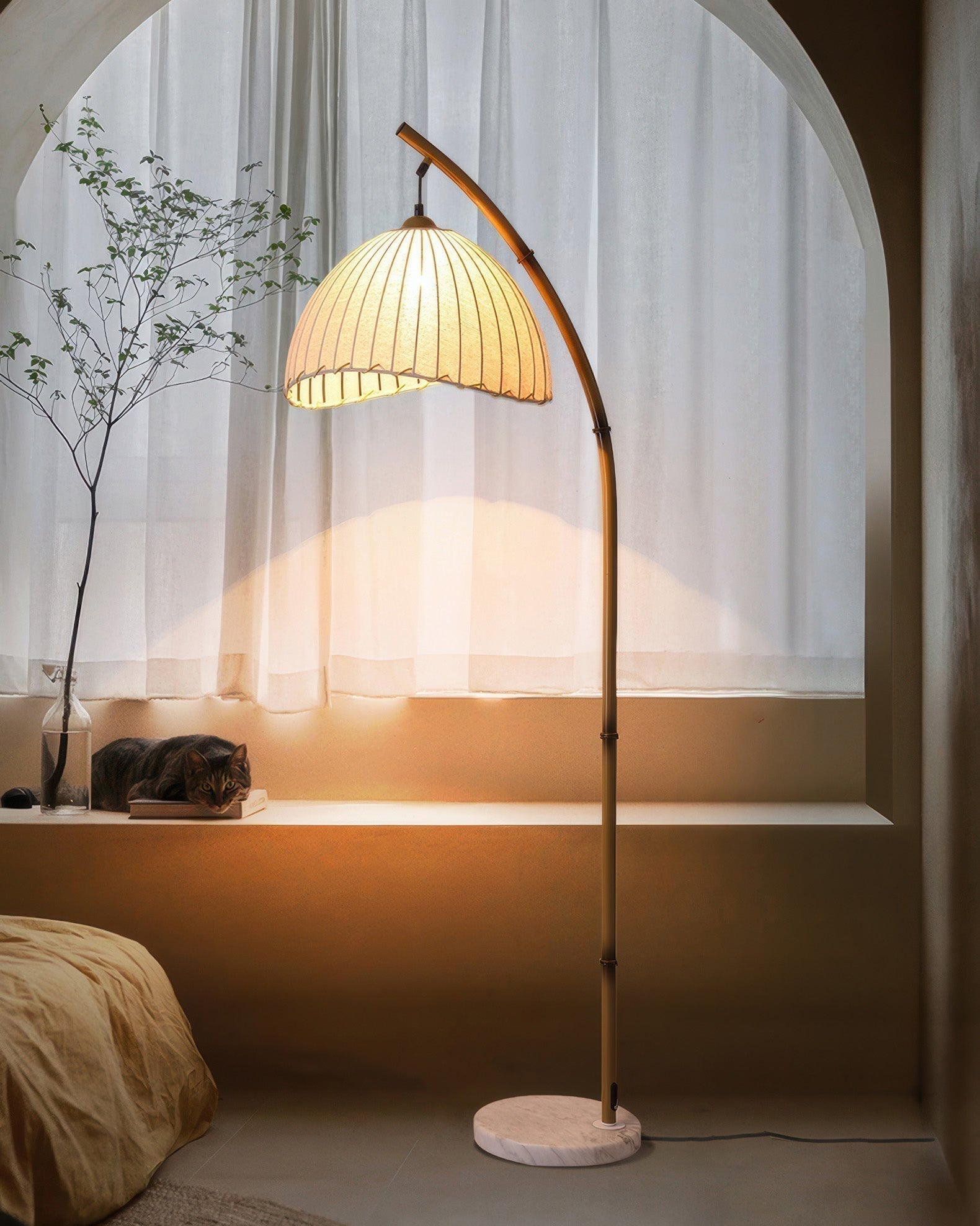 Lámpara de pie Lunara con pantalla de tela estilo bambú para luz ambiental suave