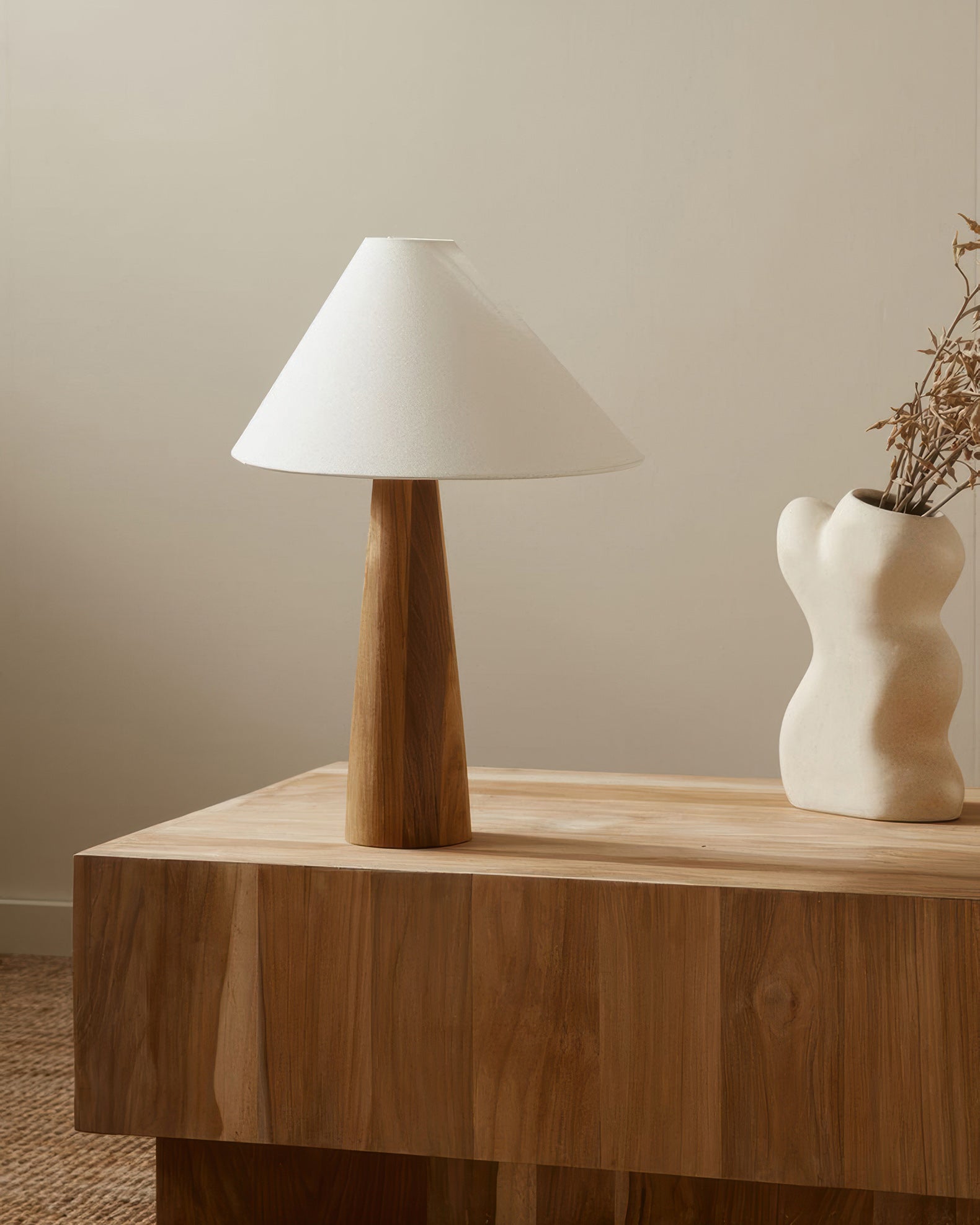 Stolní lampa Tranquil Calmere ze masivního dřeva s textilním stínidlem pro obývací prostory