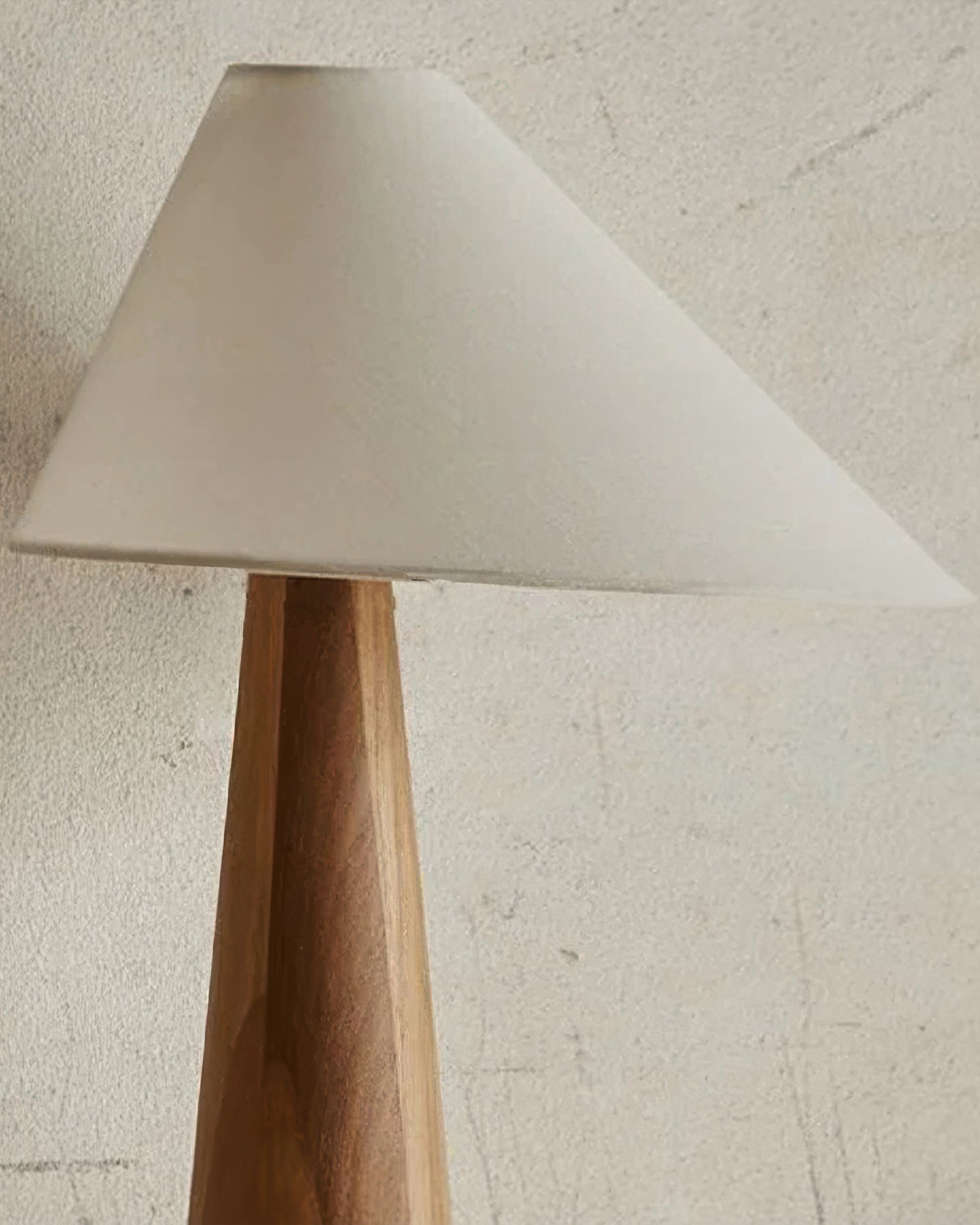 Stolní lampa Tranquil Calmere ze masivního dřeva s textilním stínidlem pro obývací prostory