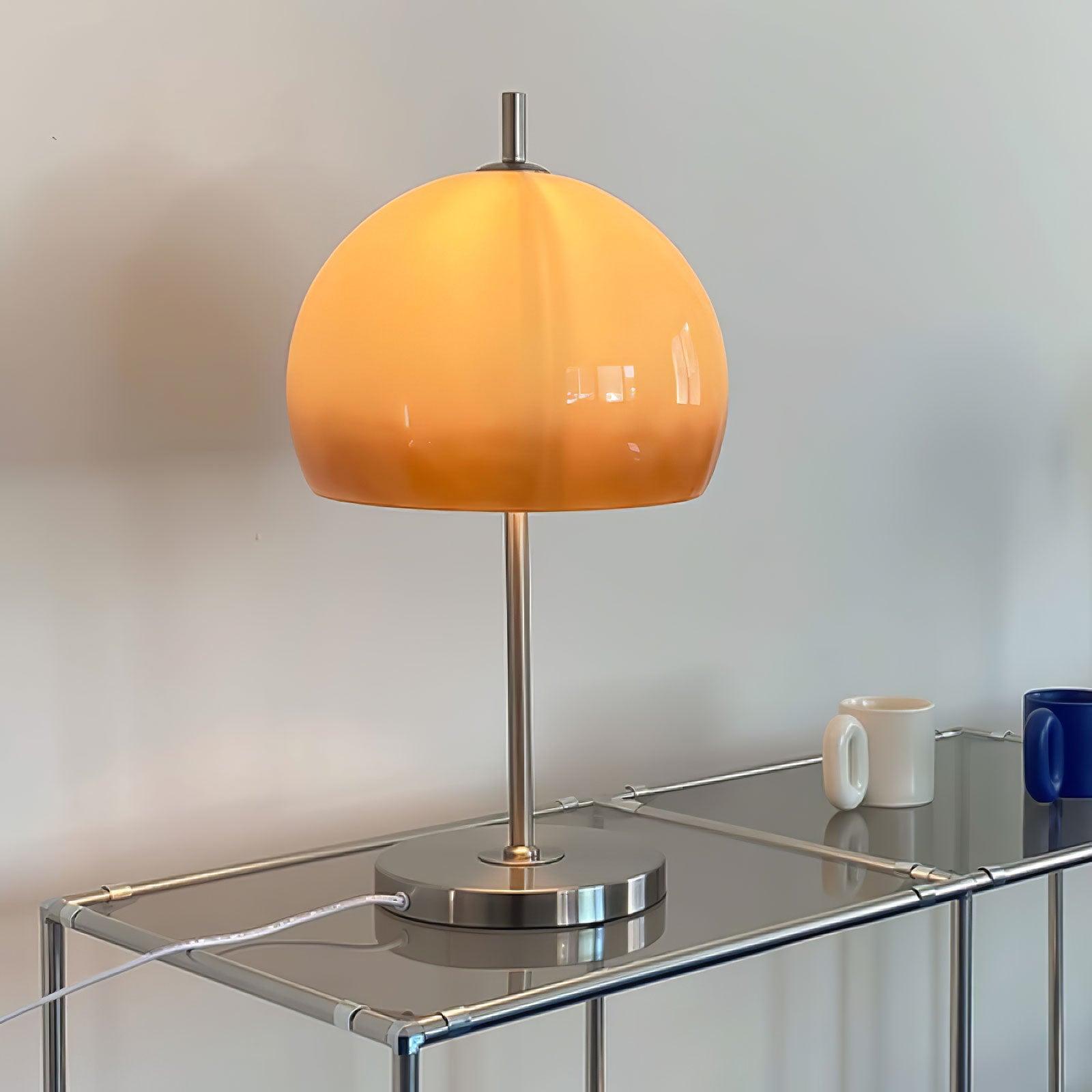 Lampe de table Bauhaus en verre ambre Aurelia en forme de champignon avec une lueur douce