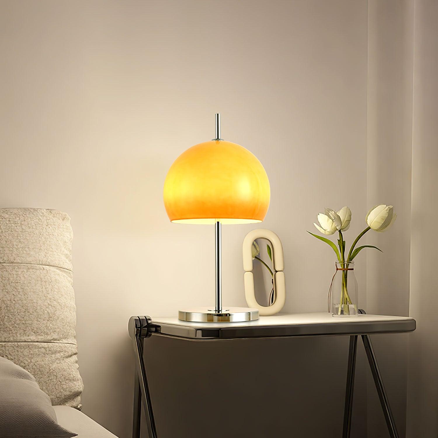 Lampe de table Bauhaus en verre ambre Aurelia en forme de champignon avec une lueur douce