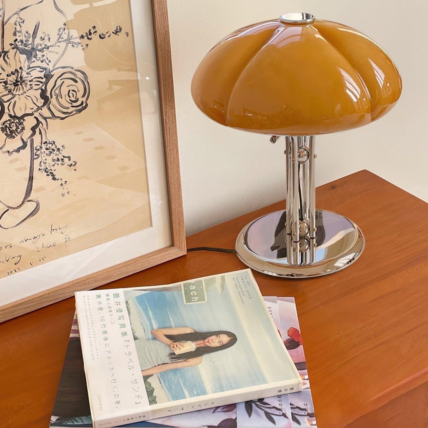 Lampe de table Bauhaus en verre ambre Aurelia en forme de champignon avec une lueur douce