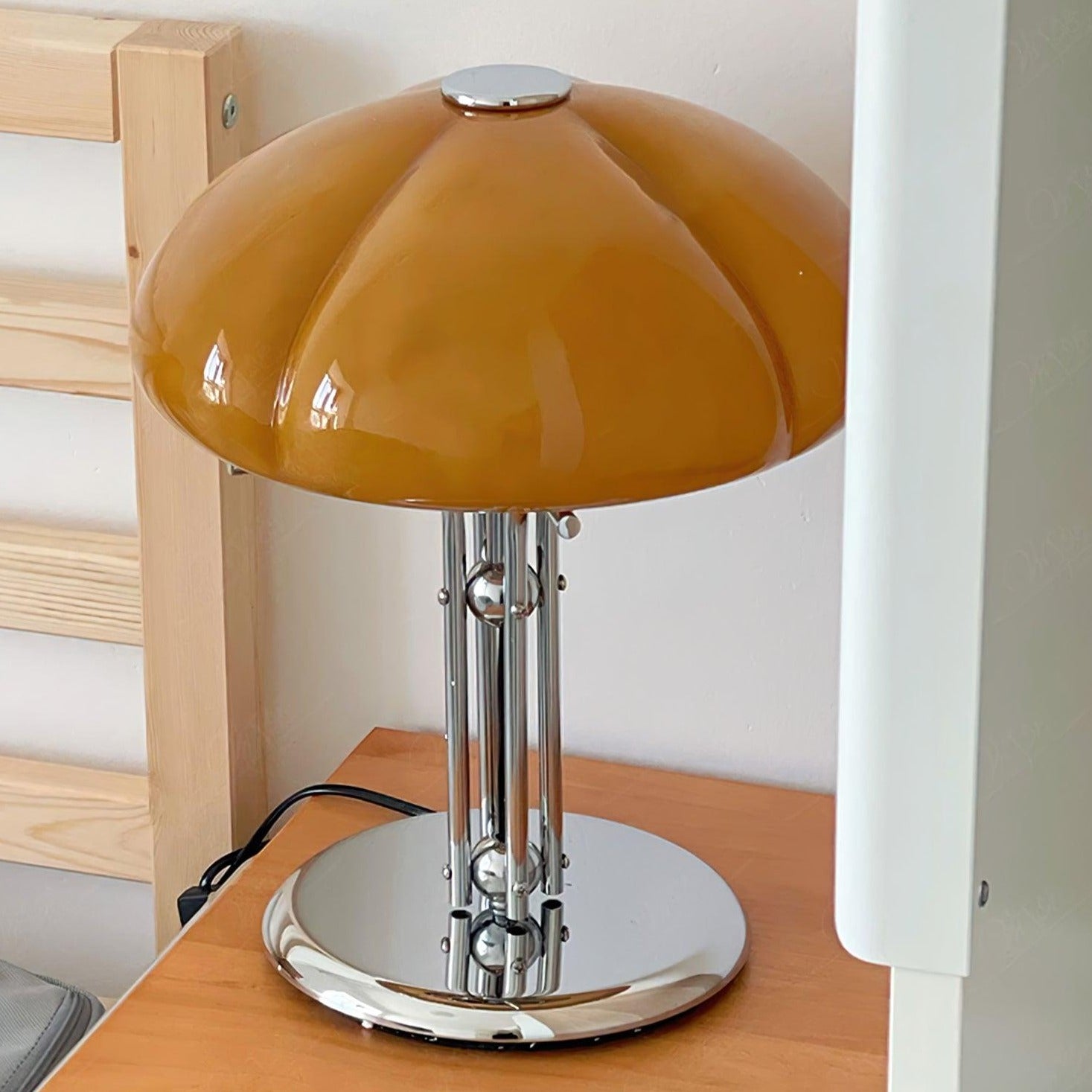 Lampe de table Bauhaus en verre ambre Aurelia en forme de champignon avec une lueur douce