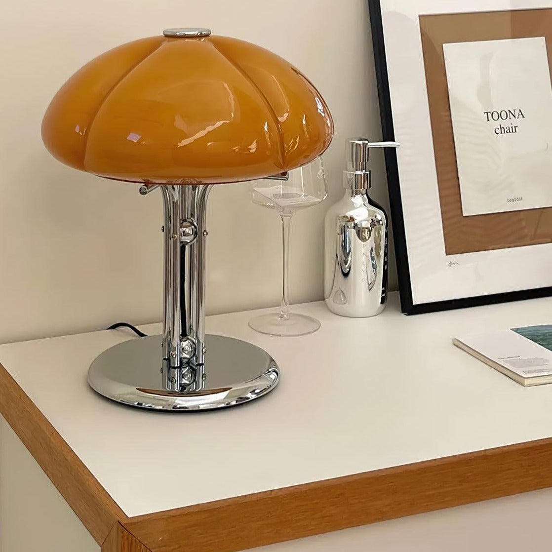 Lampe de table Bauhaus en verre ambre Aurelia en forme de champignon avec une lueur douce