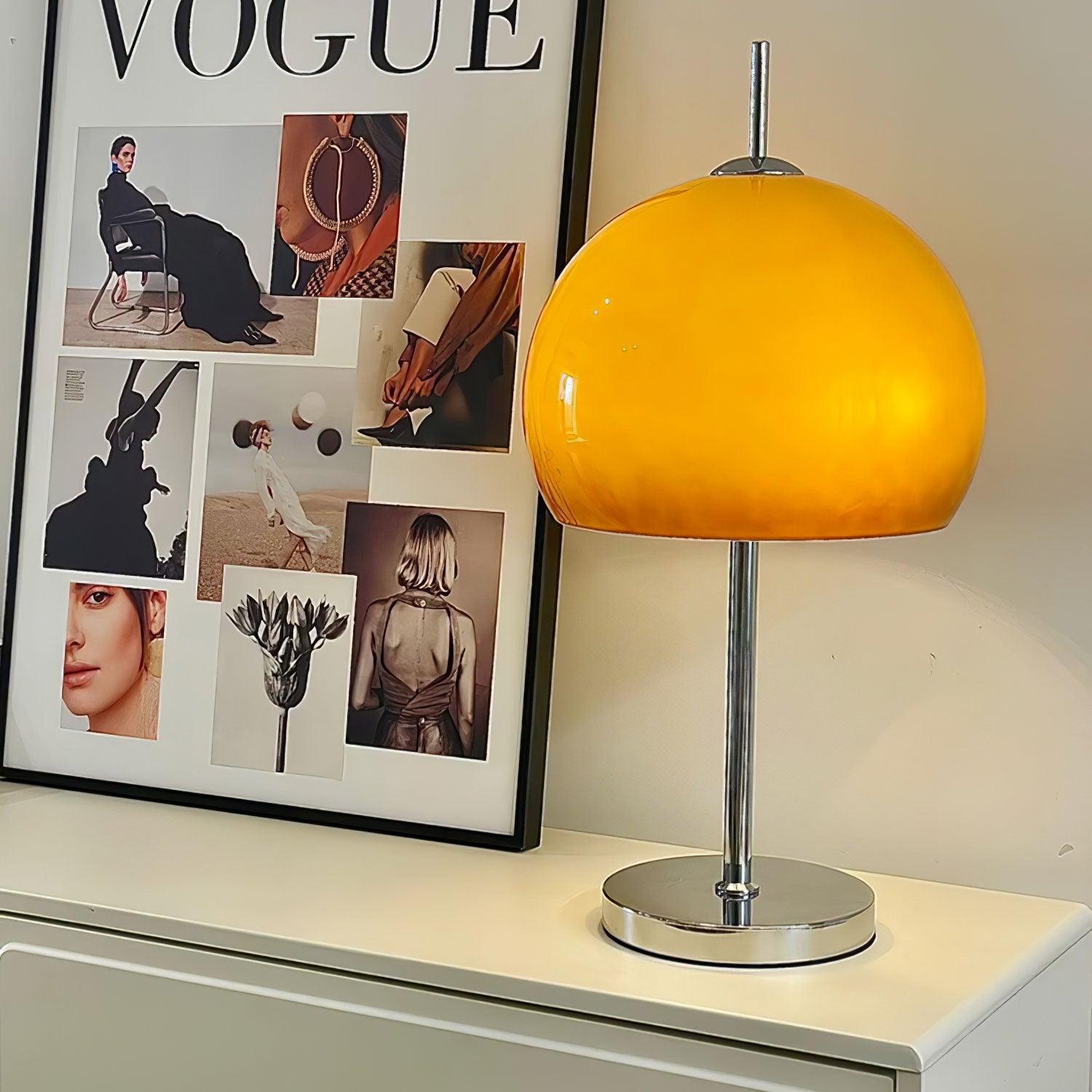 Lampe de table Bauhaus en verre ambre Aurelia en forme de champignon avec une lueur douce
