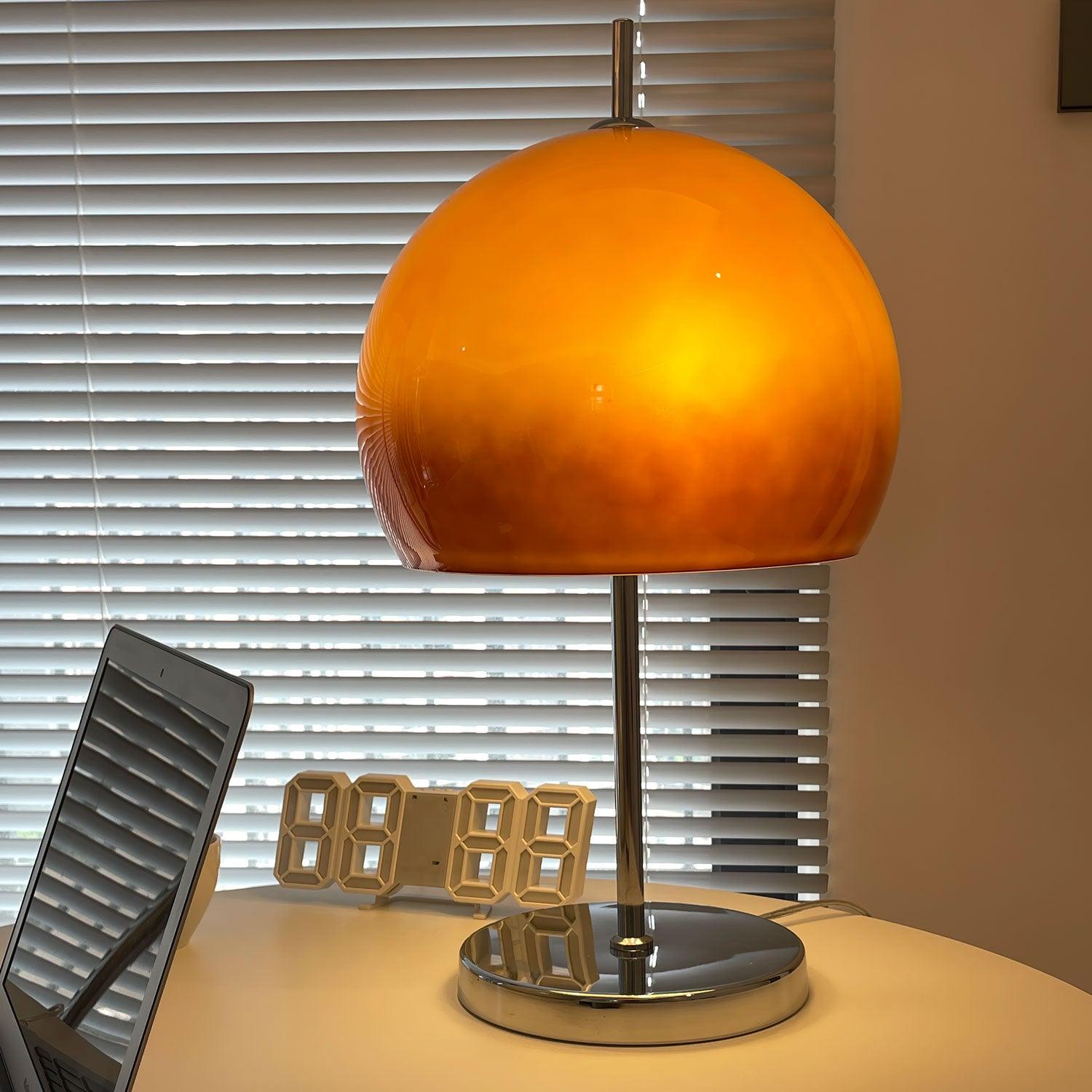Lampe de table Bauhaus en verre ambre Aurelia en forme de champignon avec une lueur douce