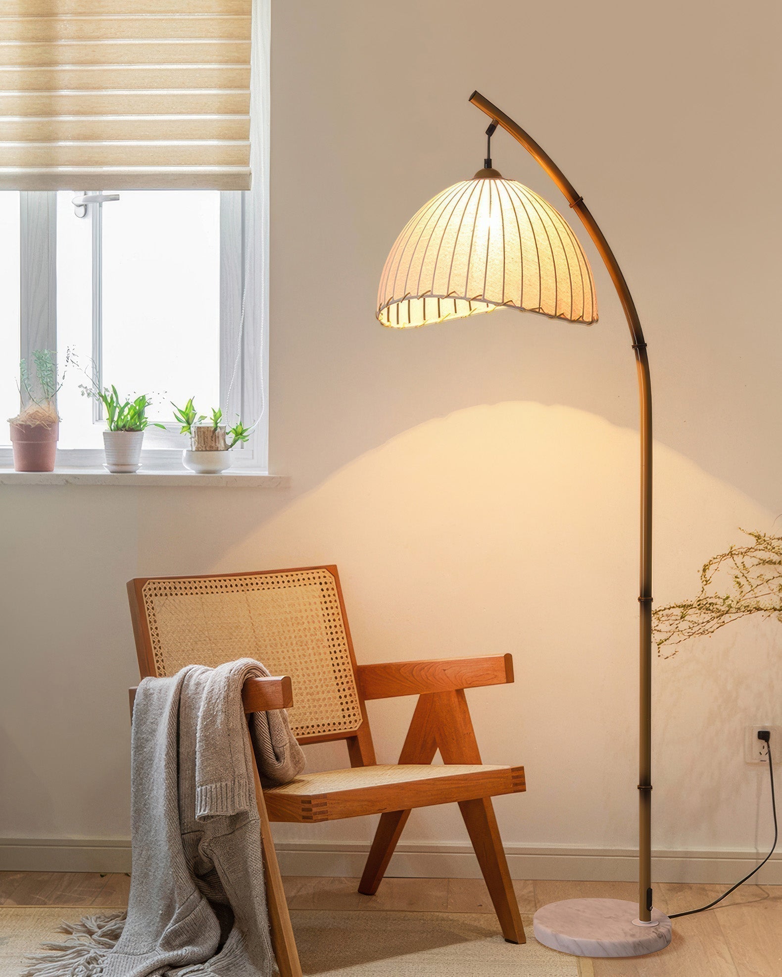 Lámpara de pie Lunara con pantalla de tela estilo bambú para luz ambiental suave