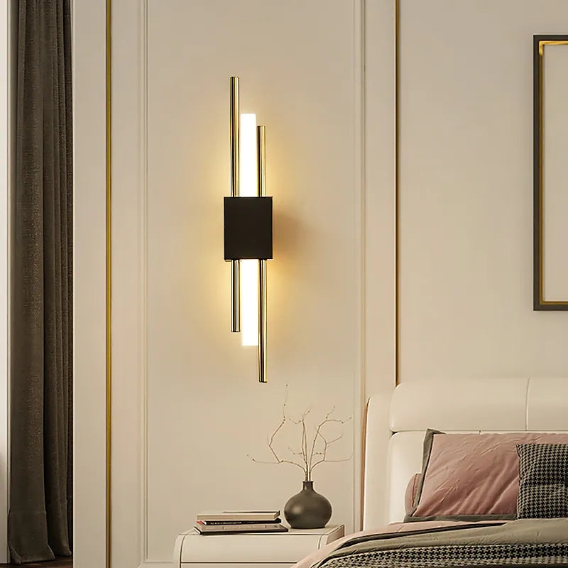 Noční LED nástěnná lampa NightGlow od LumeNova v černé a zlaté barvě do ložnice, moderní osvětlení