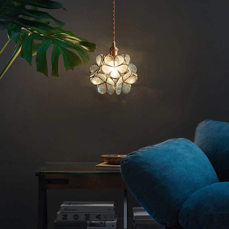 Závěsná skleněná lampa Nordic Flower od Nova Bloom pro obývací pokoje a ložnice