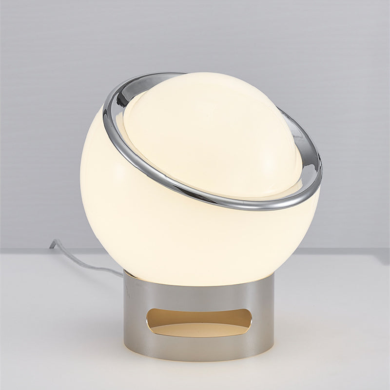 Lampe de table en verre opale Lyra avec abat-jour à lumière douce, finition style Bauhaus