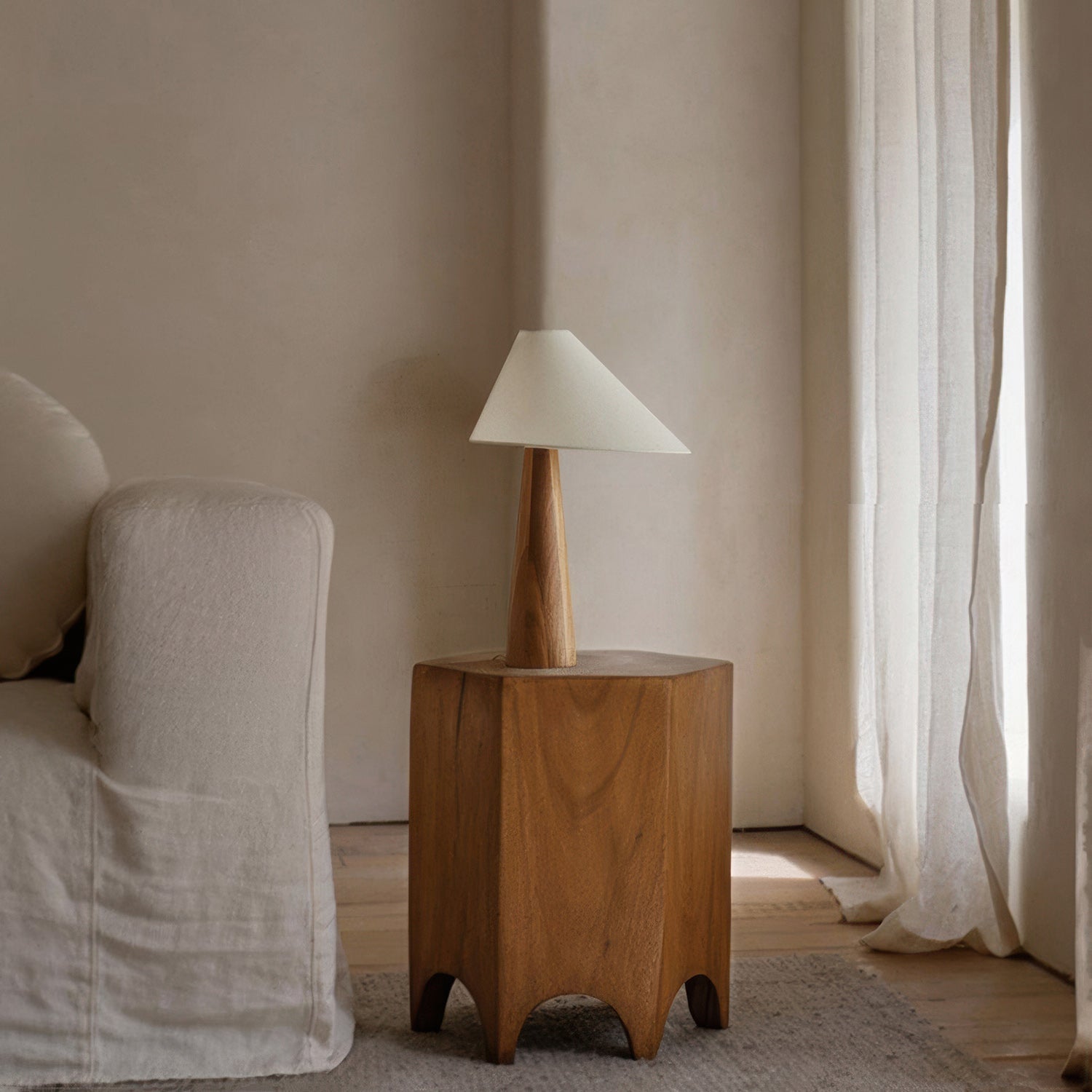 Stolní lampa Tranquil Calmere ze masivního dřeva s textilním stínidlem pro obývací prostory