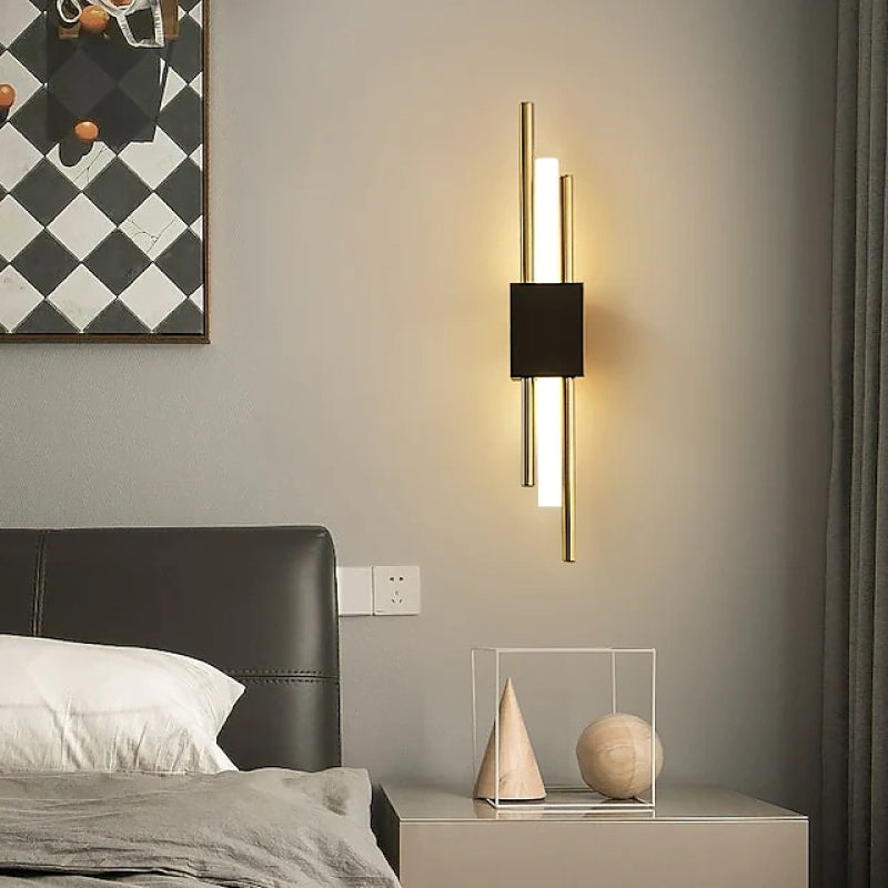Noční LED nástěnná lampa NightGlow od LumeNova v černé a zlaté barvě do ložnice, moderní osvětlení