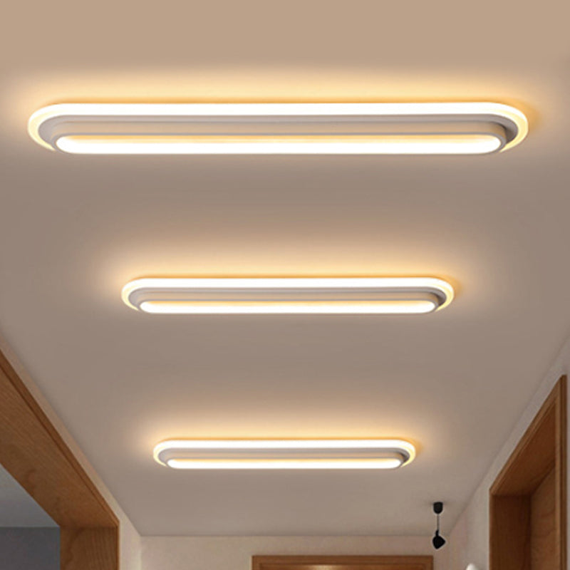 Plafonnier LED ovale avec boîtier noir ou blanc et diffuseur en acrylique
