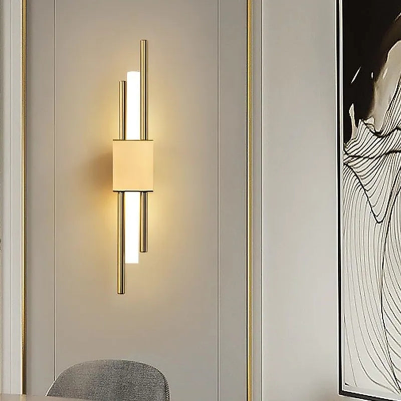 Noční LED nástěnná lampa NightGlow od LumeNova v černé a zlaté barvě do ložnice, moderní osvětlení