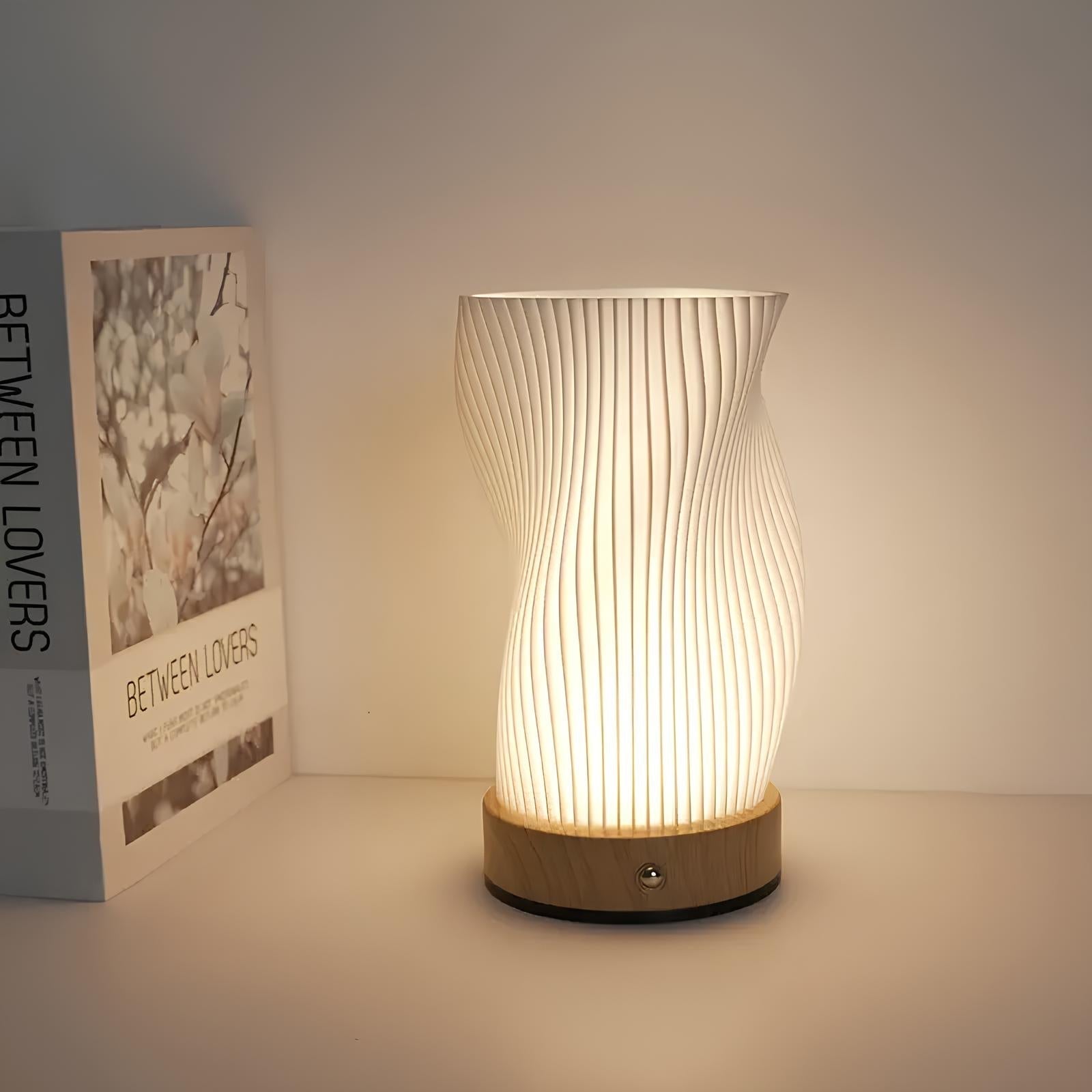 Aethera Glow dimmbare wellenförmige LED-Tischlampe für Zuhause