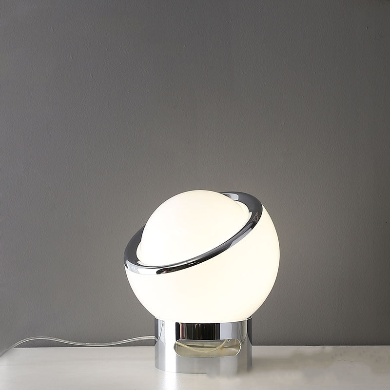Lampe de table en verre opale Lyra avec abat-jour à lumière douce, finition style Bauhaus
