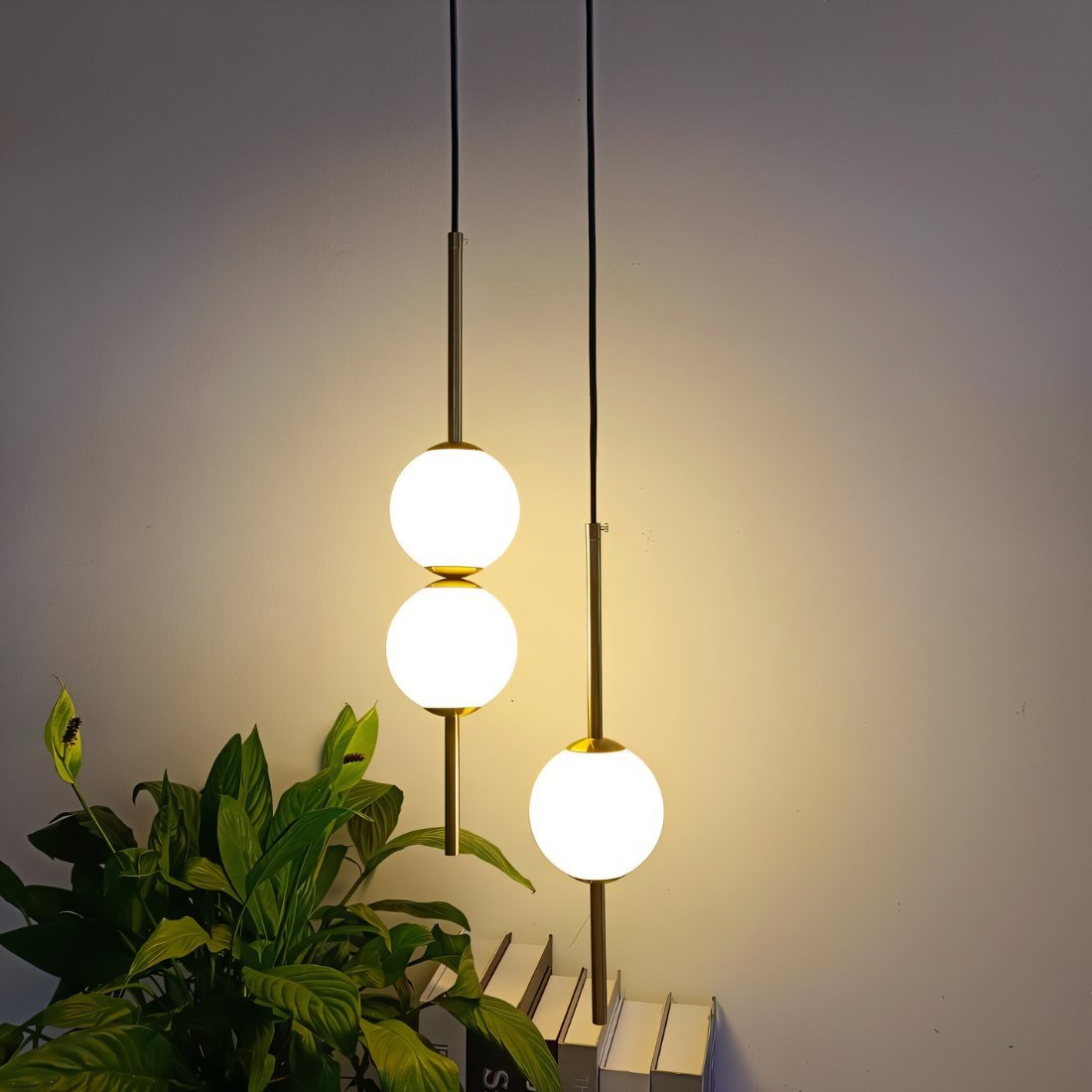Lámpara colgante de vidrio y metal Aureli Nordic de Nythera para interiores modernos