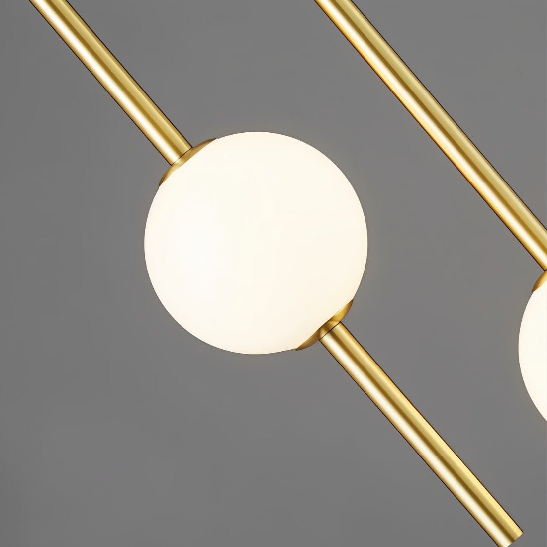 Lámpara colgante de vidrio y metal Aureli Nordic de Nythera para interiores modernos