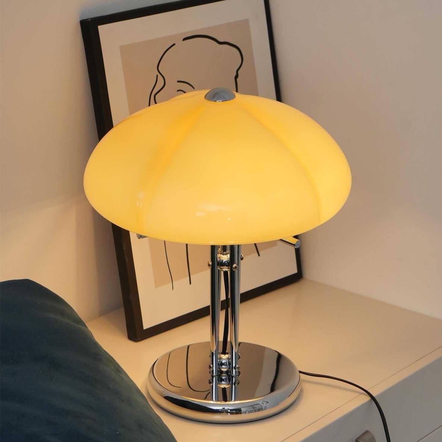 Lampe de table Bauhaus en verre ambre Aurelia en forme de champignon avec une lueur douce