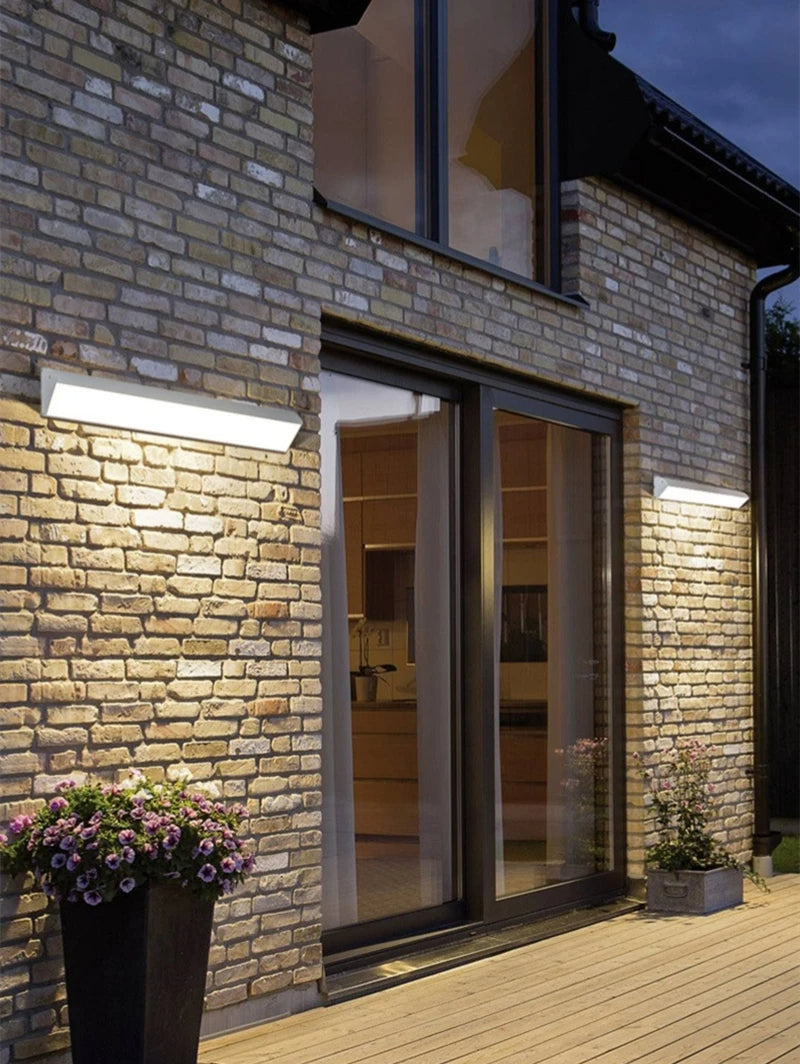 Projecteur extérieur étanche LumaGuard avec détecteur de mouvement LED 60 à 90 cm