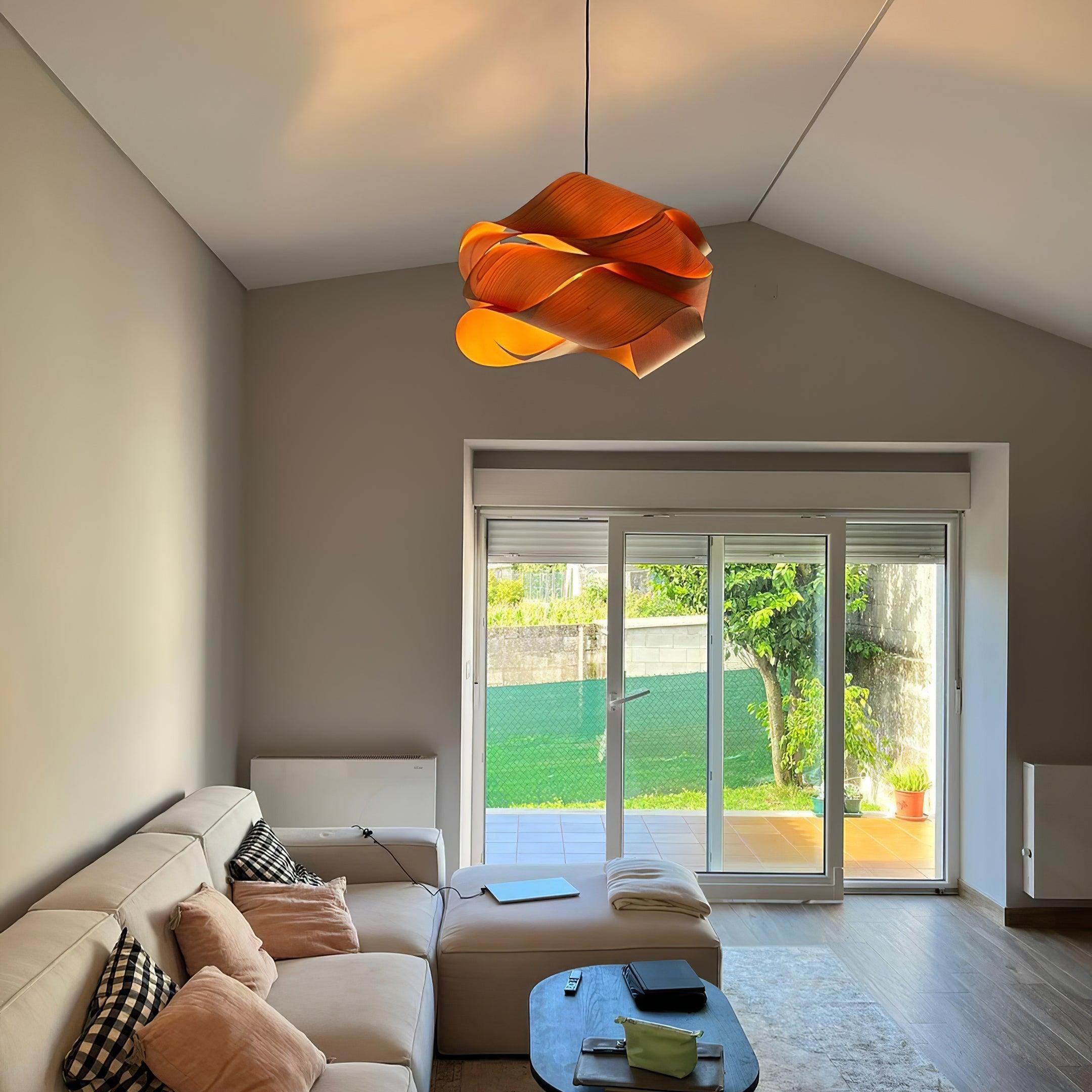 Závěsné svítidlo Warm Glow Aurelo ze dřeva a kovu pro moderní interiéry